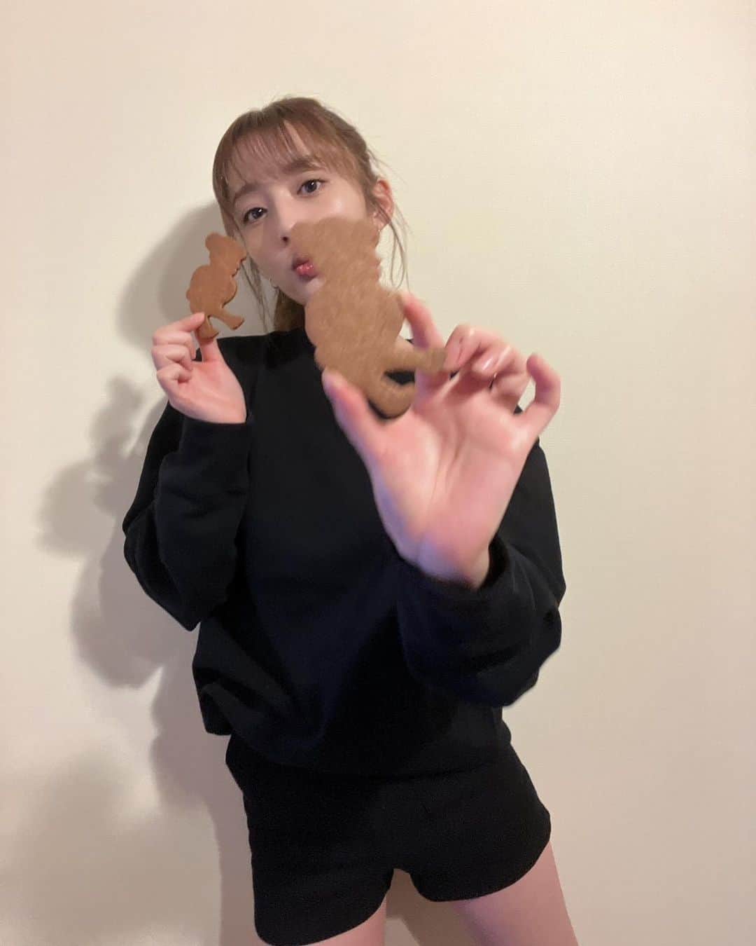 神部美咲さんのインスタグラム写真 - (神部美咲Instagram)「可愛いクッキー頂いた❣️ たぶん同じポーズです🧸🍪」3月23日 21時24分 - jimbu_misaki