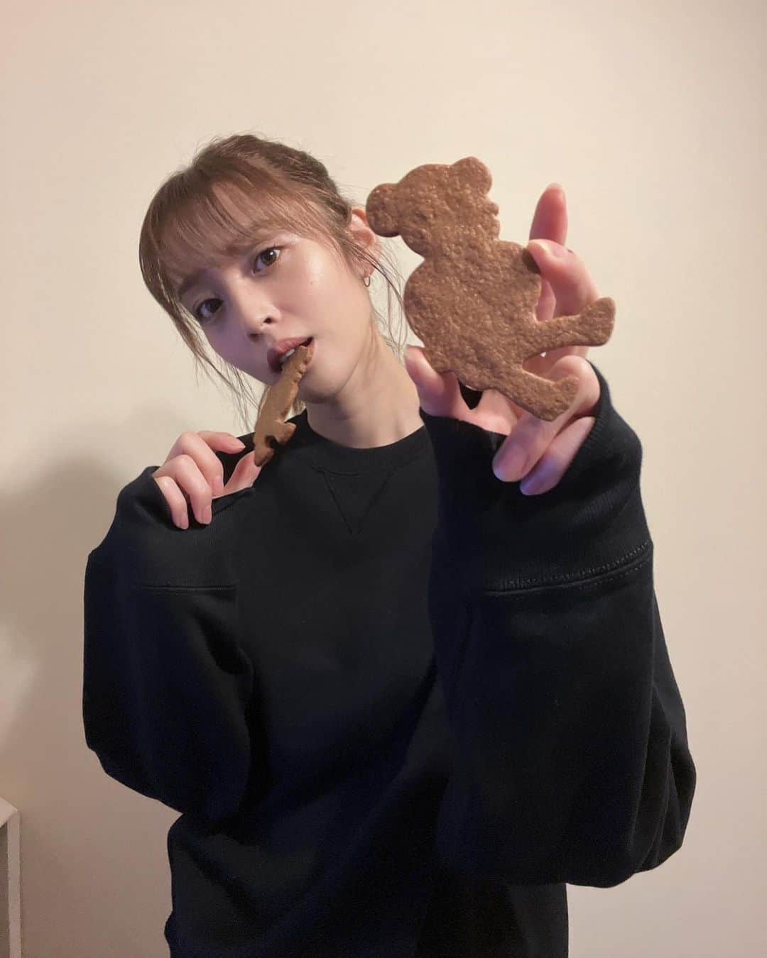 神部美咲さんのインスタグラム写真 - (神部美咲Instagram)「可愛いクッキー頂いた❣️ たぶん同じポーズです🧸🍪」3月23日 21時24分 - jimbu_misaki