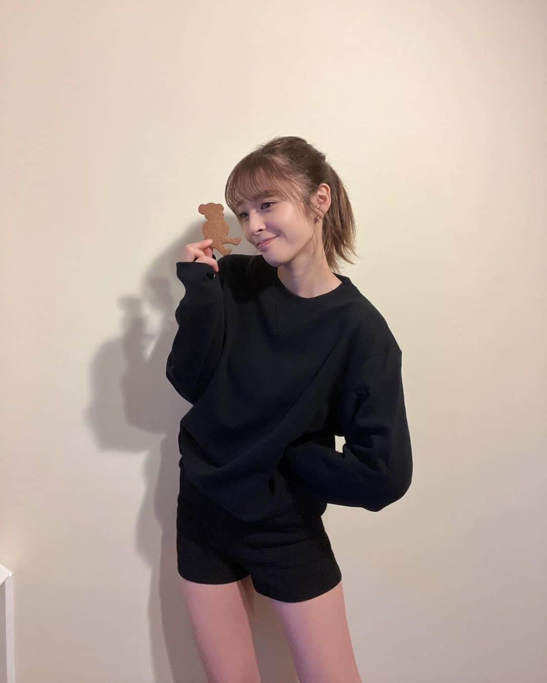 神部美咲さんのインスタグラム写真 - (神部美咲Instagram)「可愛いクッキー頂いた❣️ たぶん同じポーズです🧸🍪」3月23日 21時24分 - jimbu_misaki