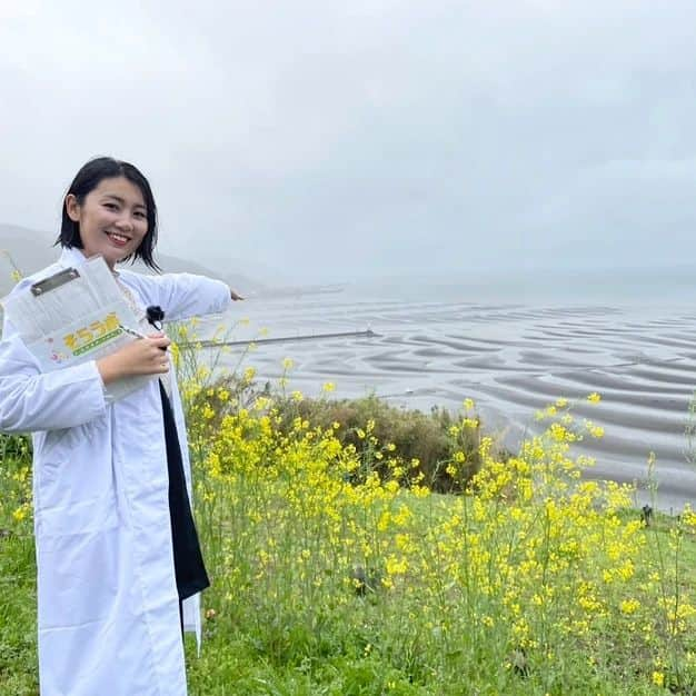 フジテレビ「プライムニュース イブニング」さんのインスタグラム写真 - (フジテレビ「プライムニュース イブニング」Instagram)「☀️ #熊本 #御輿来海岸  今日は、新コーナー「 #そらラボ 」の企画、１年の間でごく限られた時間しか見られない #絶景 をご紹介する「 #タイムリミット絶景 」で、熊本県の御輿来（おこしき）海岸から中継でお伝えしました📢  海底に広がる不思議な #三日月 の砂山が、 #干潮 で遠くまで見えました🌙  今日はあいにくの曇り空でしたが、また晴れた日にぜひ来たい場所でした✈️  今月26日（日）と来月11日（火）は、干潮と #日の入り が同時に起こる、今年7回しかない「 #絶景日 」です☀️  みなさんも、春休みのお出かけ先にいかがでしょうか✨？  #イット ！ #新美有加 #フジテレビ #アナウンサー」3月23日 21時39分 - livenews_it