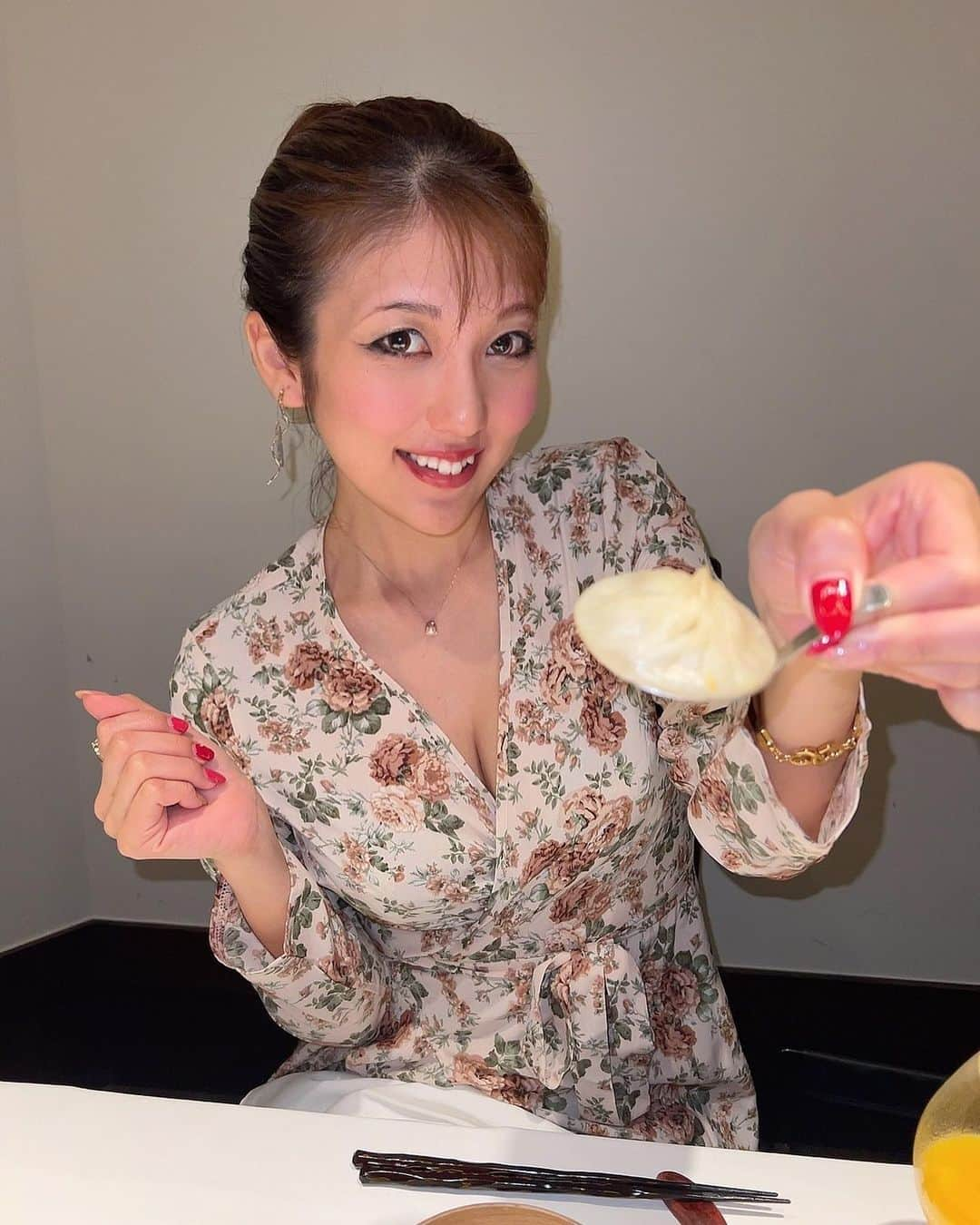 神谷麻美さんのインスタグラム写真 - (神谷麻美Instagram)「#エスサワダ西麻布 で #ランチコース 食べたよっ💖🫶💖🌈💖✨️  全部美味しすぎる🥰💖✨️ 見た目も美しいし、最高 #中華 💖✨️  フォアグラ、フカヒレ、アワビなど  #贅沢ご飯 でしたっ💖✨️   #フォアグラ のキャラメリゼ美味しすぎる💖✨️ フォアグラ大好きっ💖✨️  前菜6種 💖 全部味付け美味しすぎる💖🥰✨️ お皿も可愛い💖✨️  小籠包も美味しいっ💖✨️ (っ*´˘`)っｱｰﾝ💖✨️  麻婆豆腐も美味しすぎて🥰💖  #漢源山椒 食べすぎて、口ヒリヒリ🥰美味しい🥰💖✨️  #山椒 大好き 💖✨️  美味しい料理食べると、幸せだね🥰💖✨️  PR @esusawadanishiazabu #中国菜 #西麻布グルメ #西麻布中華」3月24日 0時40分 - asamice428