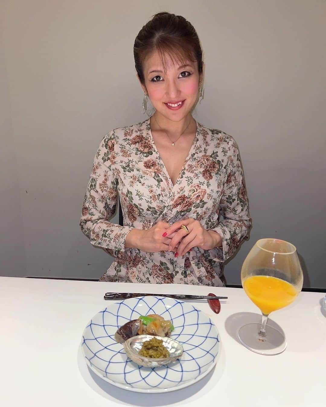 神谷麻美さんのインスタグラム写真 - (神谷麻美Instagram)「#エスサワダ西麻布 で #ランチコース 食べたよっ💖🫶💖🌈💖✨️  全部美味しすぎる🥰💖✨️ 見た目も美しいし、最高 #中華 💖✨️  フォアグラ、フカヒレ、アワビなど  #贅沢ご飯 でしたっ💖✨️   #フォアグラ のキャラメリゼ美味しすぎる💖✨️ フォアグラ大好きっ💖✨️  前菜6種 💖 全部味付け美味しすぎる💖🥰✨️ お皿も可愛い💖✨️  小籠包も美味しいっ💖✨️ (っ*´˘`)っｱｰﾝ💖✨️  麻婆豆腐も美味しすぎて🥰💖  #漢源山椒 食べすぎて、口ヒリヒリ🥰美味しい🥰💖✨️  #山椒 大好き 💖✨️  美味しい料理食べると、幸せだね🥰💖✨️  PR @esusawadanishiazabu #中国菜 #西麻布グルメ #西麻布中華」3月24日 0時40分 - asamice428