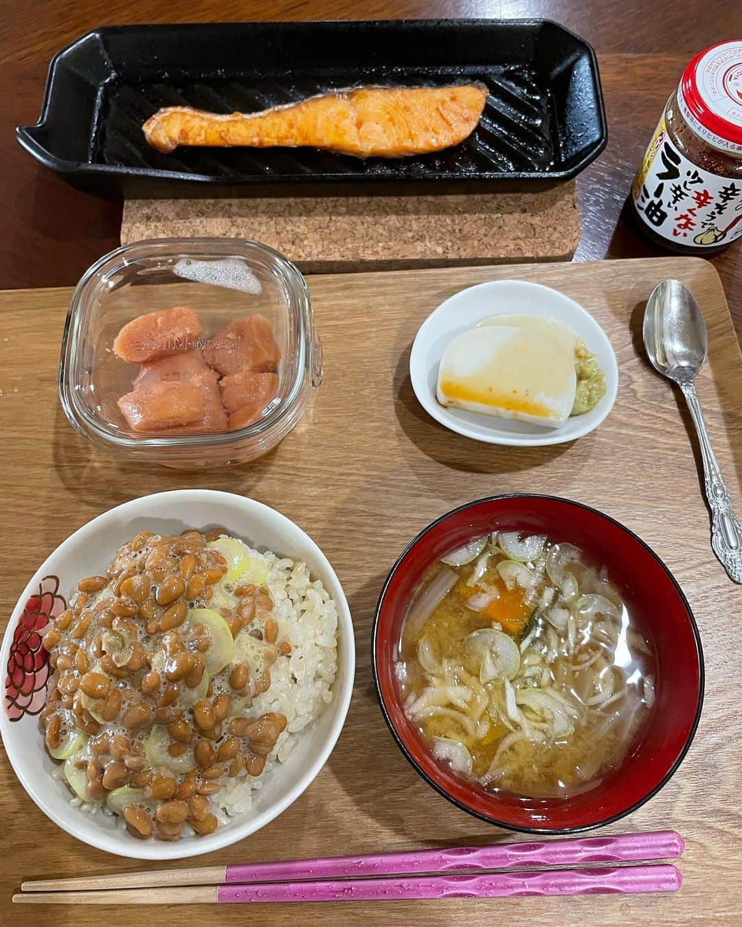 飯島直子さんのインスタグラム写真 - (飯島直子Instagram)「こんにちは^ - ^♪  今朝は雨かとおもいきや 晴れてます＾＾  カミナリ？気づきませんでした (´∀｀*)  22.23日のへんじすこしと おもうことすこし＾＾  Can doです♪おやじの背中見せてやって(´∀｀=)  淡路島ー雨ふりませんように ᕦ(ò_óˇ)ᕤ  11回目の結婚記念日おめでとう🎈 明太子スパゲッティの隠し味、 ありません( ´ ▽ ` )あは 教えてください♪  さあやすき＾＾  面接頑張って！  pu_fa328 ひとりぼっちじゃないですよ ここにたくさん友だちいます (´∀｀*)  とも！誕生日おめでとう♪  tyo708kio祈ってます！  おススメの調味料… ないので教えてください^ - ^  ネコちゃん転移しないよう祈ってるね(*´ー｀*)  今朝はこれだけです  ローカット玄米  味噌汁(カボチャ、限界タマネギ)  かまぼこ(今日でさよなら)  シャケ(昨日のセール品)  シャケはかなりスリムで 足りず ごはん二杯たべました  腹七分目です(*´∀｀*)♪」3月24日 12時31分 - naoko_iijima_705_official