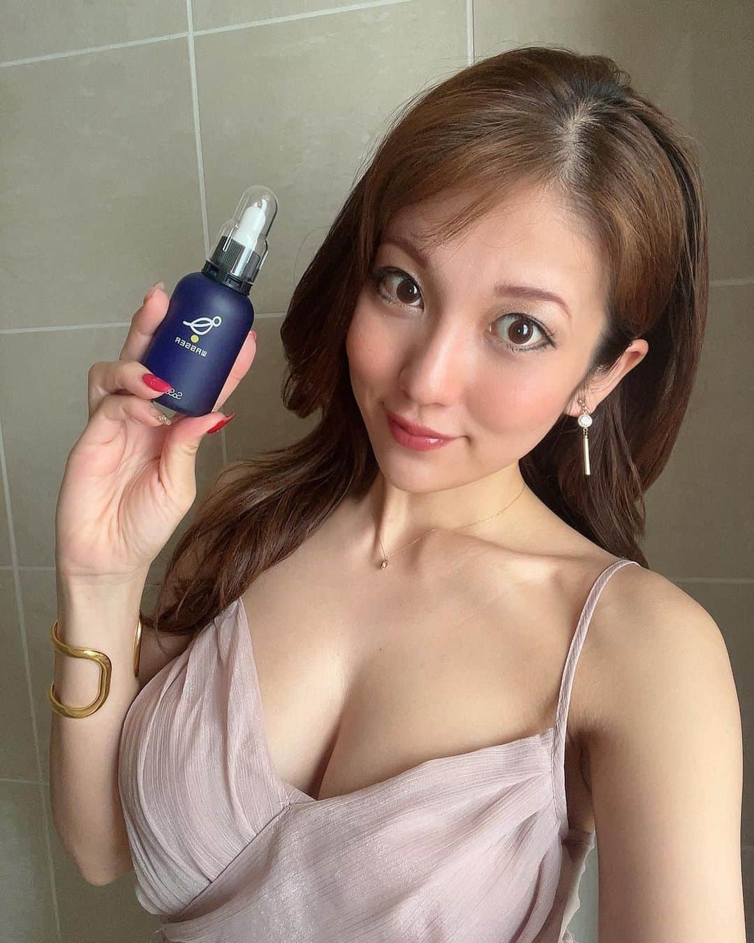 神谷麻美さんのインスタグラム写真 - (神谷麻美Instagram)「#wasser の #美容液 だよ💖💄✨️  とろりとした感触で肌に潤いをあたえる、高濃度水素イオン水ジェルの美容液だよ💖✨️   #美肌 になるね💖🪷✨️   #うるおい 体感中〜💖✨️   #水分補給  #高保湿 💖✨️   @wasser_official #敏感肌用 #敏感肌でも使える #オールインワンジェル #時短コスメ #バッサ #角質ケア #無添加化粧品」3月24日 12時54分 - asamice428