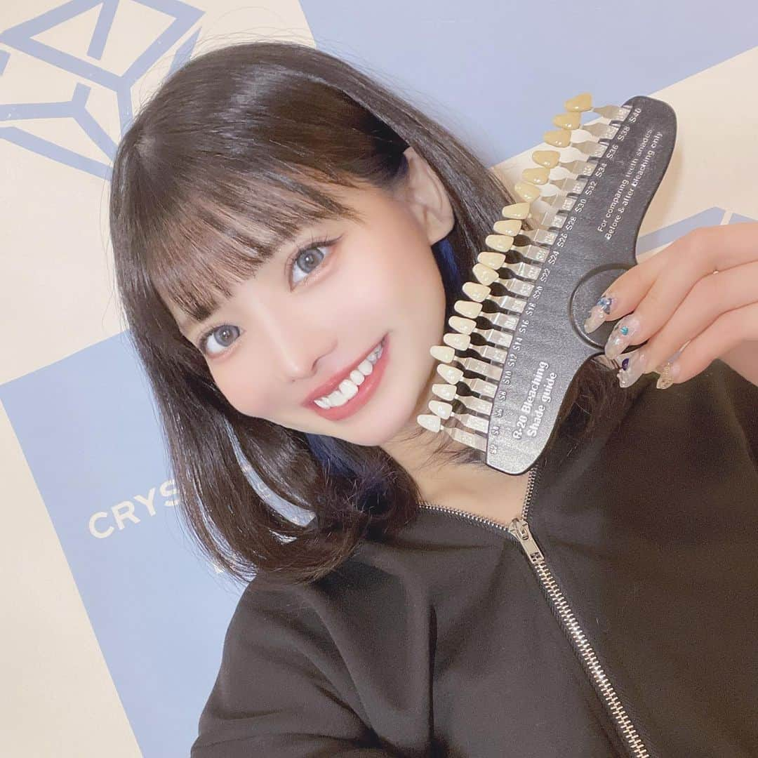 米倉みゆさんのインスタグラム写真 - (米倉みゆInstagram)「マスクで完全にホワイトニングサボり期間でしたね🤔🤔笑 . 毎週通ってた時期もあったけど 全然行けなくなってしまって もう1発で白くなるとこないかなーって思ってたら いいところが！！ . あまり銀座普段行かないけど 足を運びたくなるくらい興味津々ー！ . 1回 30分照射で なんとマックスの白さまで上がりましたwww🤣✨やば . 来月もいこーっと！ . . .  . . . . .  #クリスタルラウンジ銀座 #ホワイトニング #銀座ホワイトニング #ホワイトニング #ホワイトニングサロン  #ホワイトニング専門店  #白い歯 #歯 #笑顔 #マスク生活 #可愛い #可愛い女の子 #可愛い笑顔 #モデル #銀座 #東銀座 #築地 #鏡越しショット #自撮り  #美容 #美活 #綺麗になりたい #美容垢 #美容オタク #japanesegirl #smile #teeth #whitening #teethwhitening #teethcleaning #beauty」3月24日 20時28分 - yone__miyu630