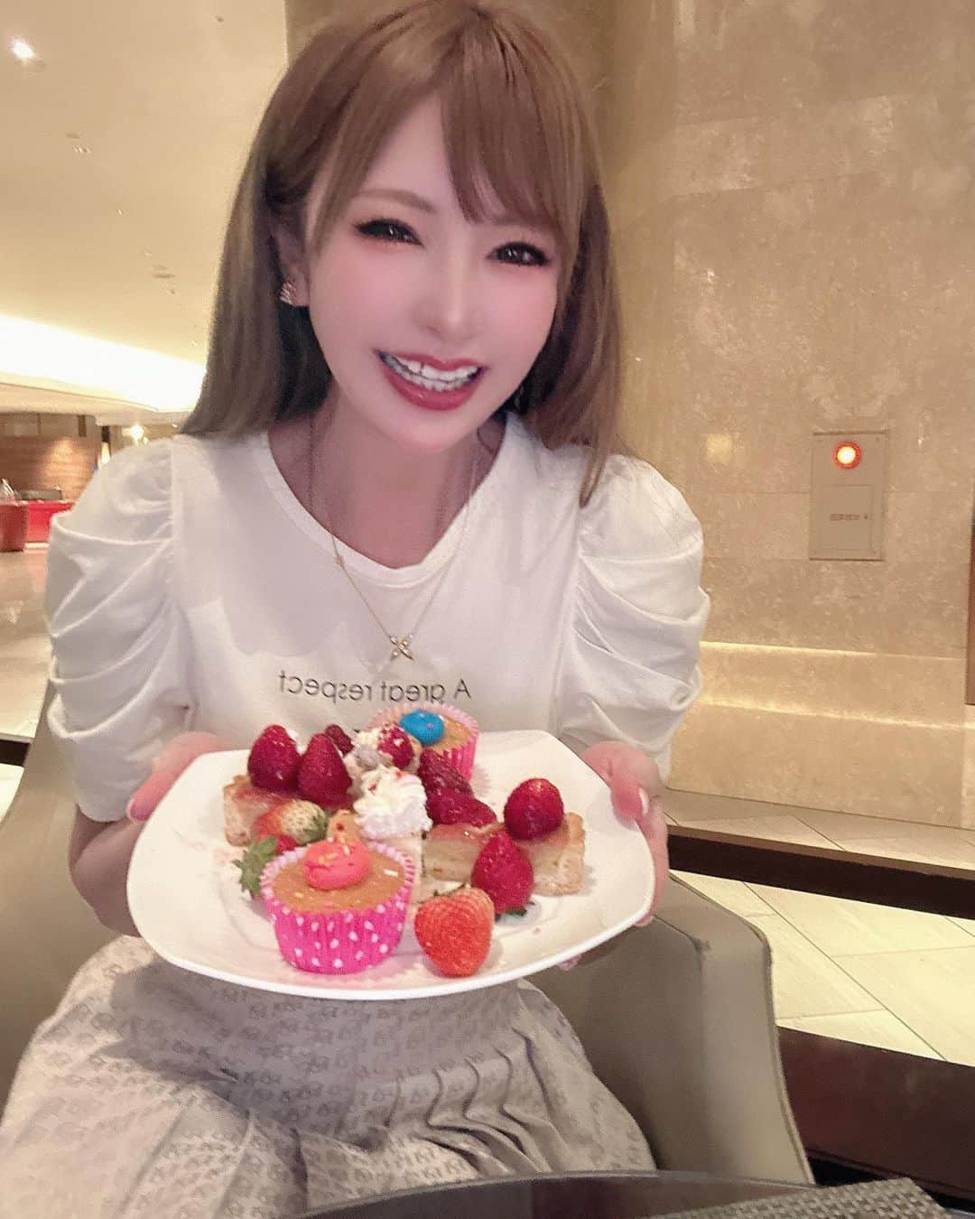 滝沢いおりさんのインスタグラム写真 - (滝沢いおりInstagram)「春といえば、桜とイチゴブュッフェ🍓 絶望的な盛り付けww 素敵な盛り付けが出来るようになりたい🙂 #いちごフェア  #ブュッフェ  #ミニスカートコーデ  #gravure #gravuremodel  #instagravure  #お姉さん #自撮り #自撮り女子部」3月25日 2時02分 - takizawaiorir