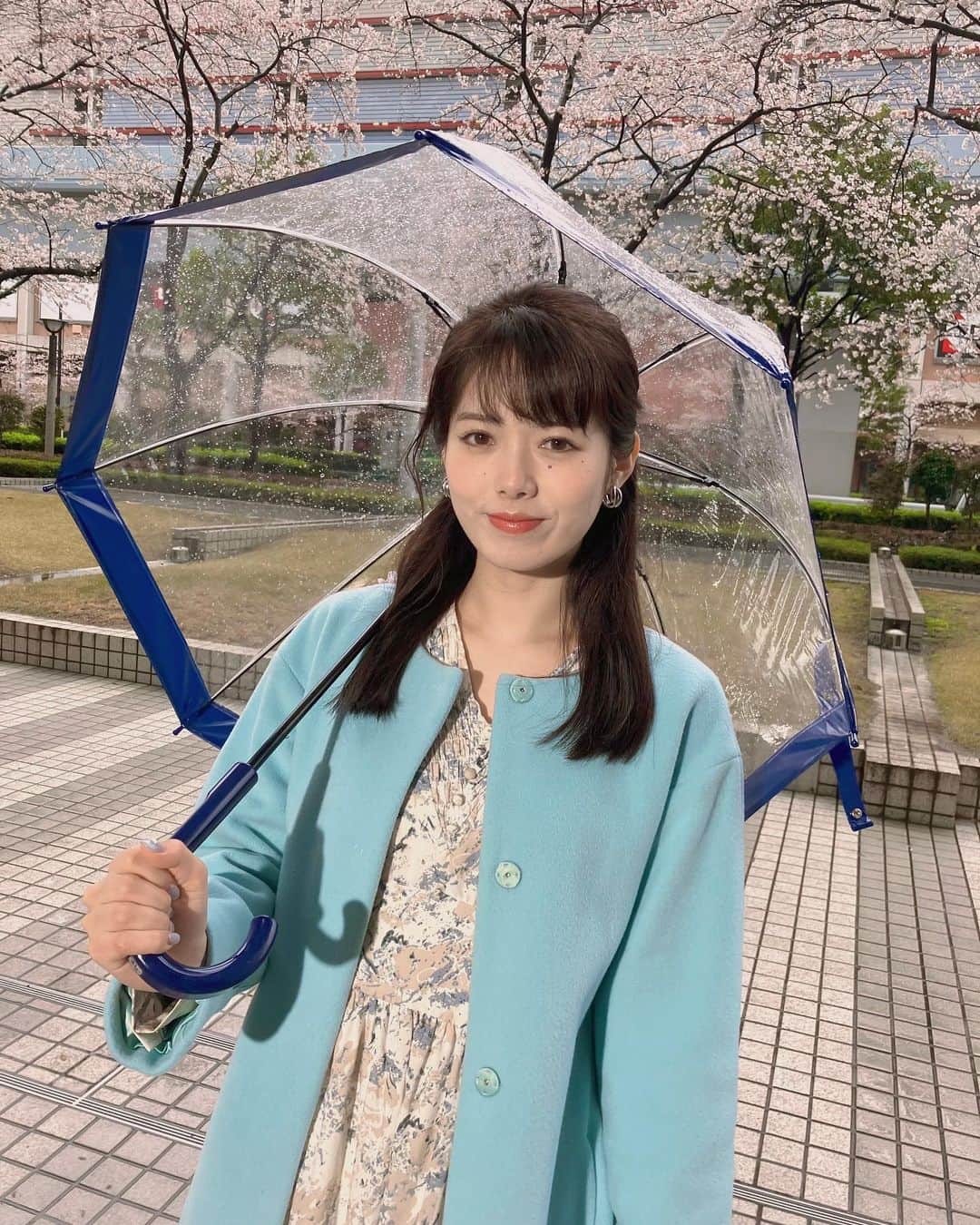 谷尻萌さんのインスタグラム写真 - (谷尻萌Instagram)「おはようさん^ ^ 体調はいかがですか？💕  さ！今日3月25日は、3月最後の土曜日やで！ 早いな〜🥹 東京は満開で綺麗な桜なんやけど 桜が雨に濡れて寒そうやったわ〜🌸☔️  今日は西日本の雨はやんでくるんやけど 関東はしつこく雨が残りそう☔️ ただ午後は降ったりやんだりやで！  今日3月25日は語呂合わせで 「散歩にゴー」の日！🚶‍♀️ そやからうまい具合に雨がやんでくれれば お花見散歩にゴーしましょか？🙋‍♀️🌸🍡  ほな素敵な週末を〜🍀  5枚目はめざど食堂のヒント出しショット〜☕️  #めざましどようび #お天気キャスター #めざど食堂 #ヒント出し」3月25日 9時48分 - tanijiri_moe