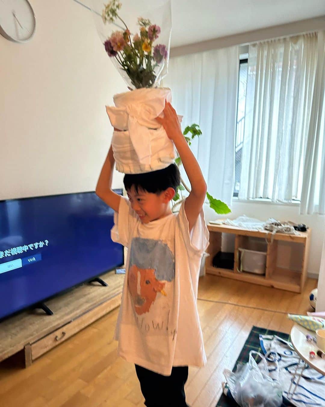 春名亜美さんのインスタグラム写真 - (春名亜美Instagram)「先日の石岡家でのお花見ファミリー会🌸🌸🌸  まもなく引越しの @mami_ishioka 家。  大好きだったおまみのおうち、最後の最後に行けて、しかも #マミノメシ も食べれて嬉しかった🥹❤️  子供達にはお花見気分を味わえるようにお弁当を作ってくれてて、本当おもてなしの天才👏🏻👏🏻👏🏻　  しかも、 @sanakoharada 姉さん名物の押し寿司のお重も食べれて🥹🥹 (ちなみ私はデザートのプリンを作っただけ😌)  もうすぐ出産のさなこねえさんには、おまみ手作りのオムツケーキを🤰🏻  そして、私はまたお誕生日のお祝いをしてもらっちゃいました😭  いつも笑顔がこぼれ落ちそうな2人。 この日も帰り道はとっても幸せな気分で帰宅しました🍀  #マミノメシ #サナコ_お料理  #家花見 #お家花見」3月25日 16時37分 - amiharunaami