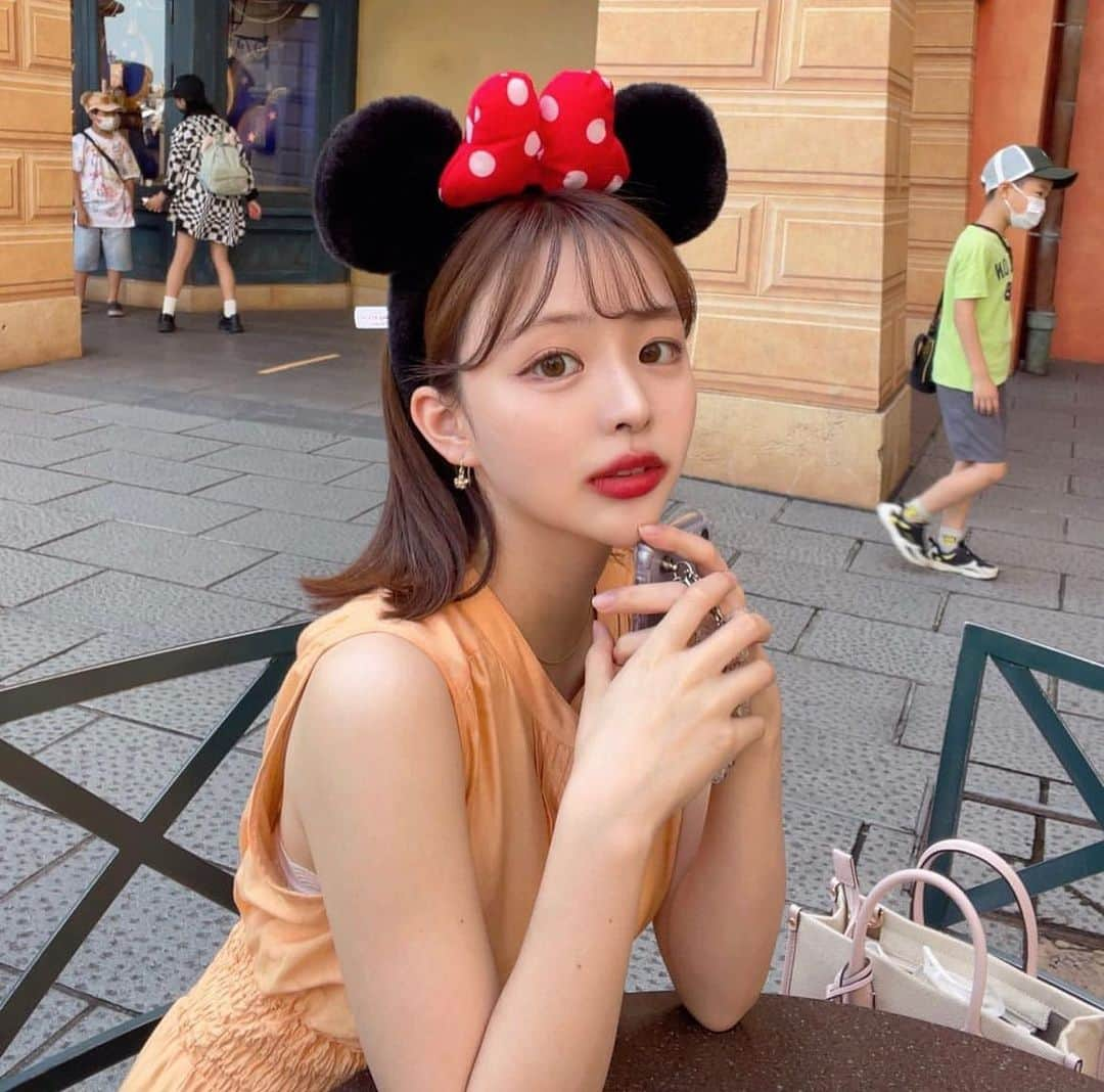 美女美容事情さんのインスタグラム写真 - (美女美容事情Instagram)「《ミニーカチューシャ❤︎🏰🐭🪄》 *⁠ リポストを使って素敵な美女の投稿を紹介させて頂く【ビジョビ💄美女美容事情💅】のコーナーです✨ *⁠ 今回ご紹介させて頂きますのは!!👀❤︎⁠⠀ しおにさん< @shioni_da >の素敵なお写真📸⁠⠀⁠⠀⁠⠀⁠ *⁠⠀⁠⠀⁠⠀⁠⠀ ミニーのカチューシャがとても似合って可愛らしい❣️こんな美女とディズニーデートしたいですね🥰💕 *⠀⁠⠀⁠⠀⁠⠀⁠⠀ しおにさん< @shioni_da > ⁠⠀⁠⠀⁠⠀⁠⠀ 素敵な投稿ありがとうございました👗✨ *⠀⁠⠀⁠⠀⁠⠀⁠⠀ しおにさんのアカウントには他にも素晴らしい投稿が沢山ありますので是非覗いてみてくださいね💁‍♀️💙⁠⠀⁠⠀⁠⠀⁠⠀ *⠀⁠⠀⁠⠀⁠⠀⁠⠀ △▼△▼△▼△▼△▼△▼△▼△▼△▼ ⁠⠀⁠⠀⁠⠀ ❤🧡💛「美女美容事情」💚💙💜⠀⠀⠀⠀⠀⠀⠀⠀⠀⠀⠀⠀⠀⠀⁠⠀⁠⠀⁠⠀⁠⠀⁠⠀ 👇掲載ご希望の方は👇⠀⠀⠀⠀⠀⠀⠀⠀⠀⠀⠀⠀⠀⠀⠀⁠⠀⁠⠀⁠⠀⁠⠀⁠⠀ @b_b_j.jタグ付けと🖤 #ビジョビ ⁠⠀ 🖤タグ付けお願いします✨⠀⠀⠀⠀⠀⠀⠀⠀⠀⠀⠀⠀⠀⠀⠀⁠⠀⁠⠀⁠⠀⁠⠀⁠⠀ △▼△▼△▼△▼△▼△▼△▼△▼△▼ ⁠⠀⁠ #ディズニー #ディズニー好き #ディズニーランド #夢の国 #ディズニーリゾート #ディズニーコーデ #ディズニーカチューシャ #ミッキーマウス #disney #disneyland #disneysea #disneyresort #tdl #disneycode #disneygirls #japanesegirls」3月25日 18時01分 - b_b_j.j