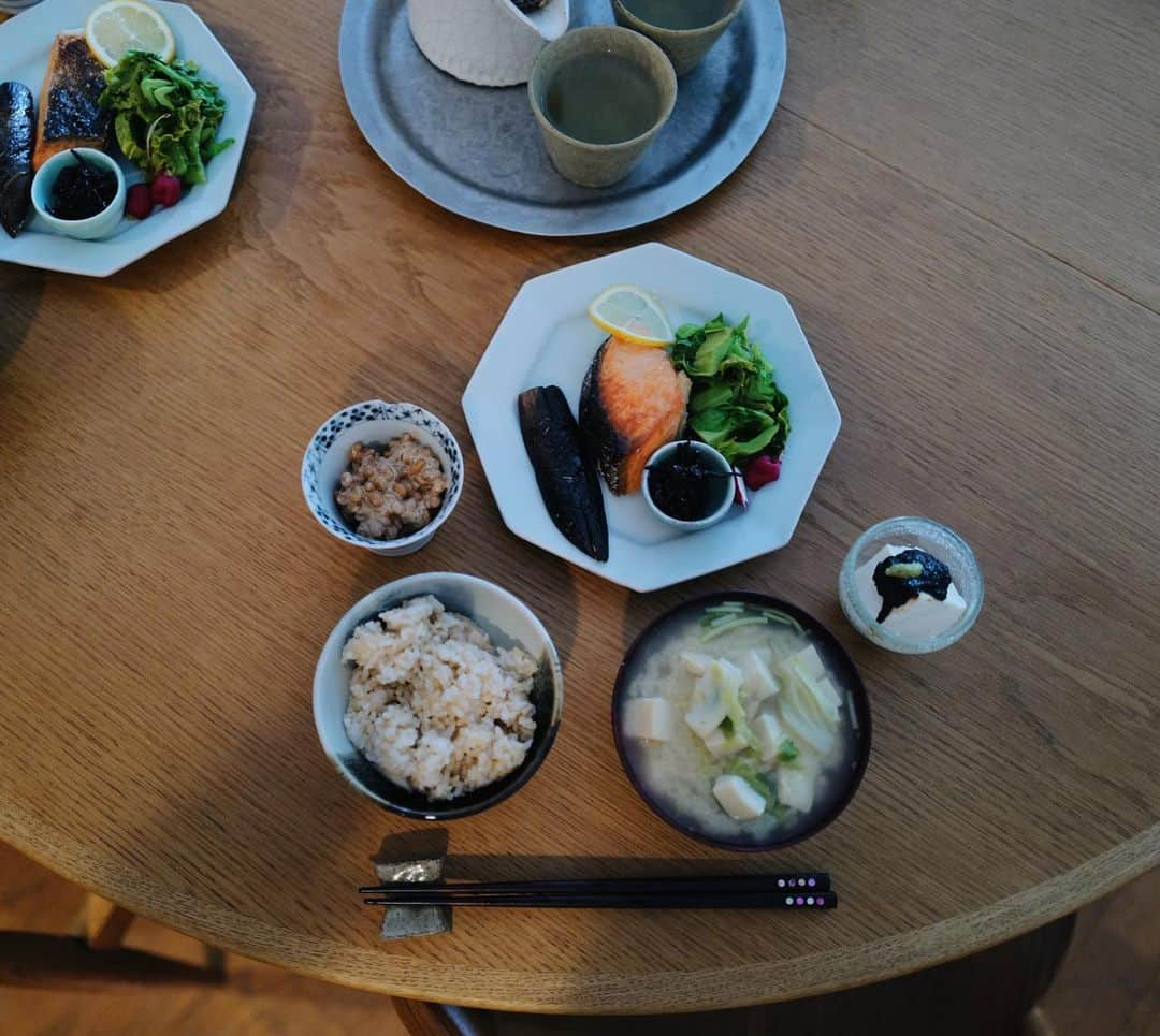 高山都さんのインスタグラム写真 - (高山都Instagram)「立って食べるくらいバタバタな日もあるけど、週末の遅めに起きた日は(今週は早朝続きで、今日は目覚ましかけずに寝た。)冷蔵庫のもので簡単だけど丁寧に作るブランチが好き。  塩茹でしたかつお菜は @usagifarm_ai ので、甘くて味が濃くて美味しかった。 お米は @daybyday__2016 の #江頭さんの玄米 と @nae_rice_market の白米を2:1で混ぜて炊飯器で。 納豆は冷蔵庫に欠かせないもののひとつ。(出来るだけ美味しいものを買うこと) お味噌汁は、キャベツとお揚げと高野豆腐。 お豆腐には岩海苔とワサビを乗せて。 #みやれゴハン  そんな今夜は、母から送られてきたキムチをベースに作ったキムチ鍋です🍲」3月25日 19時54分 - miyare38