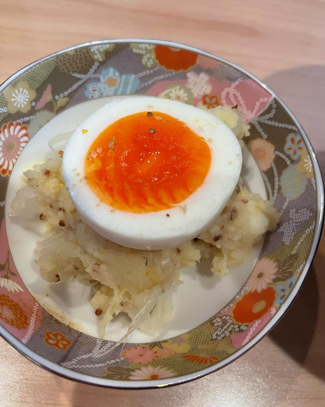 飯島直子さんのインスタグラム写真 - (飯島直子Instagram)「こんばんは^ - ^♪  今朝は雨で出かけるのが すこし億劫だしたが ストレッチバレエに行ってきました^ - ^  ひさしぶりの運動に明日は 産まれたての子鹿のようになりそうです＾＾  23.24日のへんじすこし おもうことすこしです＾＾  美容室！実はショートカットが 一番むずかしいとおもいます 自分に合う美容師は10軒中 一軒見つかるかどうかです わたしは実家と他一軒の美容室に行ってます(*´-`)  腰の手術大変でしたね カラダの中心部はとてもつらいです ゆっくりしっかり直してね＾＾  車は父のです♪TOYOTA車です  7年間アルバイトお疲れ様でした＾＾ そしてありがとうございました (´∀｀*)  ダイエットあと５キロ！ 諦めずがんばってねᕦ(ò_óˇ)ᕤ  送りつけ詐欺！ 許せないです！その詐欺師は 間違いなく倍以上のしっぺ返しきます(｀・∀・´) そしてあなたには倍ラッキーきますよᕦ(ò_óˇ)ᕤ  体重、今朝は49.7でした  今日はストレッチバレエ後 いつものようにお茶いただき  その後は太らせてレッスンを辞めさせないようにと友人先生のママの作戦ごはんをいただきました^ - ^  おいしくて、二杯たべました  母を思い出しました  幸せだす(*´-`)  明日も納豆パン食べる予定です♪たのしみ  おやすみなさい╰(*´︶`*)╯♡  また明日♡♡」3月25日 22時46分 - naoko_iijima_705_official