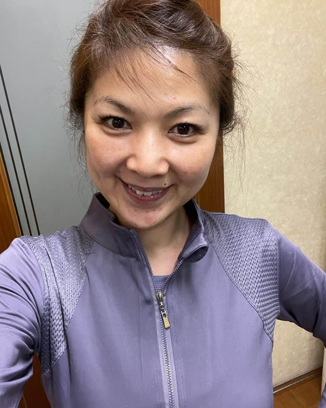 飯島直子さんのインスタグラム写真 - (飯島直子Instagram)「こんばんは^ - ^♪  今朝は雨で出かけるのが すこし億劫だしたが ストレッチバレエに行ってきました^ - ^  ひさしぶりの運動に明日は 産まれたての子鹿のようになりそうです＾＾  23.24日のへんじすこし おもうことすこしです＾＾  美容室！実はショートカットが 一番むずかしいとおもいます 自分に合う美容師は10軒中 一軒見つかるかどうかです わたしは実家と他一軒の美容室に行ってます(*´-`)  腰の手術大変でしたね カラダの中心部はとてもつらいです ゆっくりしっかり直してね＾＾  車は父のです♪TOYOTA車です  7年間アルバイトお疲れ様でした＾＾ そしてありがとうございました (´∀｀*)  ダイエットあと５キロ！ 諦めずがんばってねᕦ(ò_óˇ)ᕤ  送りつけ詐欺！ 許せないです！その詐欺師は 間違いなく倍以上のしっぺ返しきます(｀・∀・´) そしてあなたには倍ラッキーきますよᕦ(ò_óˇ)ᕤ  体重、今朝は49.7でした  今日はストレッチバレエ後 いつものようにお茶いただき  その後は太らせてレッスンを辞めさせないようにと友人先生のママの作戦ごはんをいただきました^ - ^  おいしくて、二杯たべました  母を思い出しました  幸せだす(*´-`)  明日も納豆パン食べる予定です♪たのしみ  おやすみなさい╰(*´︶`*)╯♡  また明日♡♡」3月25日 22時46分 - naoko_iijima_705_official