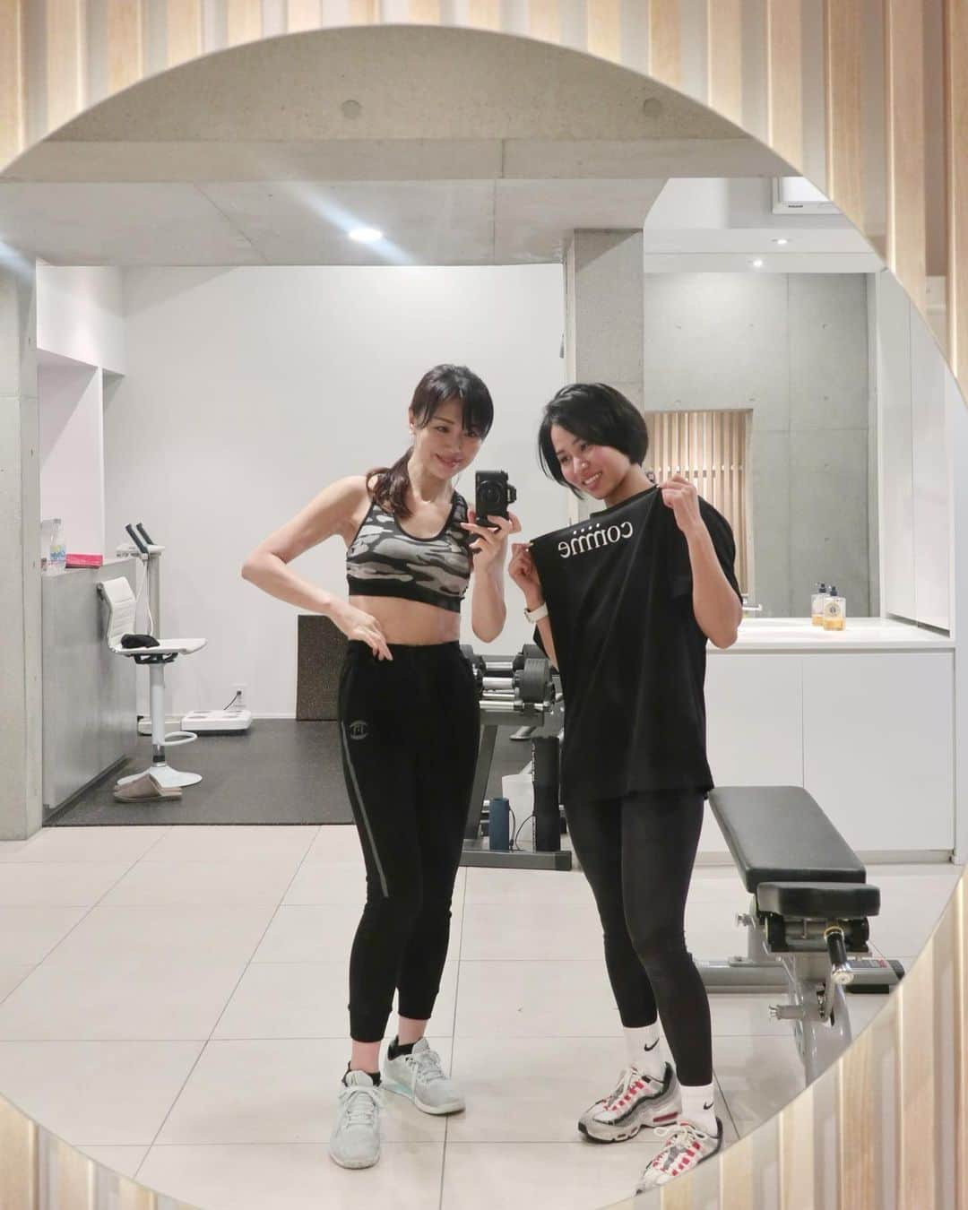 ImotoEtsuyo さんのインスタグラム写真 - (ImotoEtsuyo Instagram)「#おはようございます ・  表参道の パーソナルジム @comme.fit  ・ #トレーニング  たくさん飲んで食べていますが 体重は何とかキープ。　 トレーナーさんと 楽しくトレーニングしています。 ・ ・ トレーニング好きなので 引き続き頑張ります。 ・ ・ トレーニング他 日常の 動画はフォローミーに 投稿しています。 ↓↓↓ https://followme.app/@bisuhada  宜しければ こちらからご覧ください🤍 ・  @comme.fit  #パーソナルジムcomme  #表参道 #表参道トレーニング #表参道パーソナルジム  #表参道パーソナルトレーニング  #ジム  #gym  #体脂肪率 は増えたけど　#大丈夫 💦 #ボディ  #ボディメイク  #トレーニング女子  #パーソナルジム  #パーソナルジム表参道  #筋トレ #ダイエット」3月26日 6時35分 - bisuhada