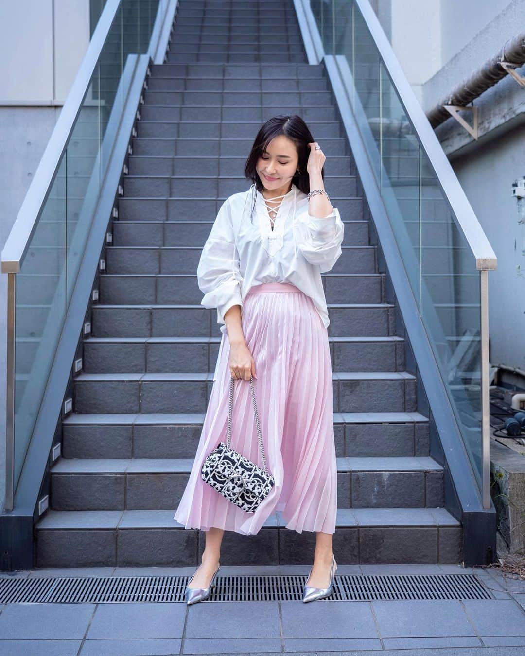 笹倉麻耶さんのインスタグラム写真 - (笹倉麻耶Instagram)「今年はほとんど桜見れないから 妄想コーデ🌸  桜はソメイヨシノが好きだな、やっぱり あの儚げなピンクが優しい気持ちに させてくれる  このスカートは去年買ったんだけど ソメイヨシノ色でとてもお気に入り💕  #桜色 #きれいめコーデ #アラフォーコーデ #40代コーデ #大人コーデ #パーソナルスタイリスト #骨格ストレート #骨格診断 #パーソナルカラー診断」3月26日 8時48分 - nicomaya2525