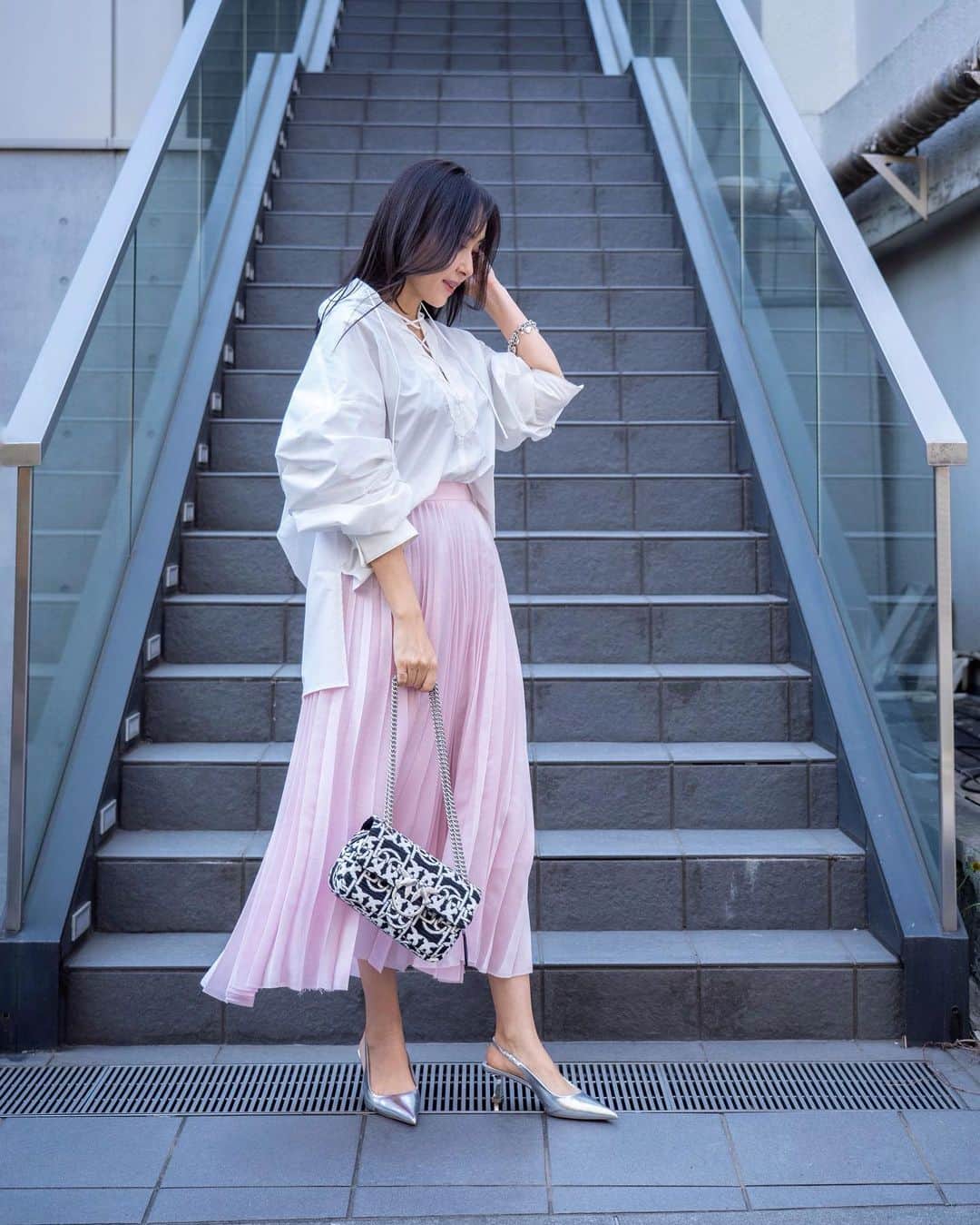 笹倉麻耶さんのインスタグラム写真 - (笹倉麻耶Instagram)「今年はほとんど桜見れないから 妄想コーデ🌸  桜はソメイヨシノが好きだな、やっぱり あの儚げなピンクが優しい気持ちに させてくれる  このスカートは去年買ったんだけど ソメイヨシノ色でとてもお気に入り💕  #桜色 #きれいめコーデ #アラフォーコーデ #40代コーデ #大人コーデ #パーソナルスタイリスト #骨格ストレート #骨格診断 #パーソナルカラー診断」3月26日 8時48分 - nicomaya2525