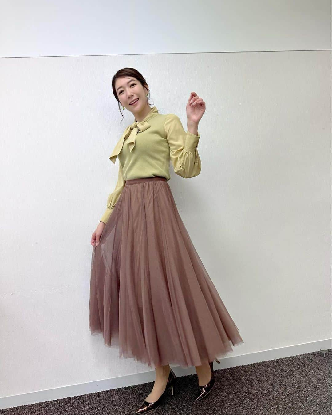 穂川果音さんのインスタグラム写真 - (穂川果音Instagram)「金曜アベプラ衣装👗 週末は寒の戻りで服装選び困りましたよね💦 週明けは再び気温が上がり花見が楽しめる暖かさに。 寒暖差で体調を崩さないようにお気を付けください😊  tops→ @andemiu_official  #天気　#明日コレ着よコーデ　#天気コーデ　#3月コーデ　#春コーデ　#雨の日コーデ　#ニットコーデ　#アベプラ　#ほかのん　#fashion #weather #weatherforecast #cordinate #12度の日コーデ 　#170センチコーデ　#お天気キャスター　#気象予報士」3月26日 11時14分 - hokawakanonn