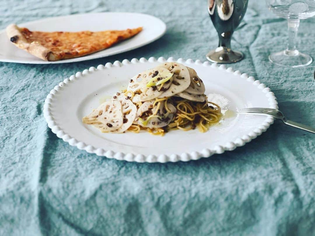 神崎恵さんのインスタグラム写真 - (神崎恵Instagram)「・ 昨日のお昼ごはん。 週末は、冷蔵庫の整理をしながら簡単にサクサク作れるものを。 蓮根、葱、挽肉のパスタ。 にんにくのオイルベースで鷹の爪にお醤油ちょっぴり。 「ピザたべたい！」三男のリクエストで頼んだピザと合わせて🍕 いつもなら、アイロンをかけてからひくテーブルクロスもそのままで。 いくつかの楽が組み合わさると、 ゆとりができていいものです😚 ひき肉はカリカリになるまで炒めると、くさみがなくなり美味しいです。  あたたかなコメントをいただきました。　 私の場合、 疲れている＝体調が悪い。　ではないので、ご安心を☺️ 万が一疲れていても、健康で、朗らかです🌸 ありがとうございます。  #神恵ごはん #おうちごはん」3月26日 13時00分 - megumi_kanzaki