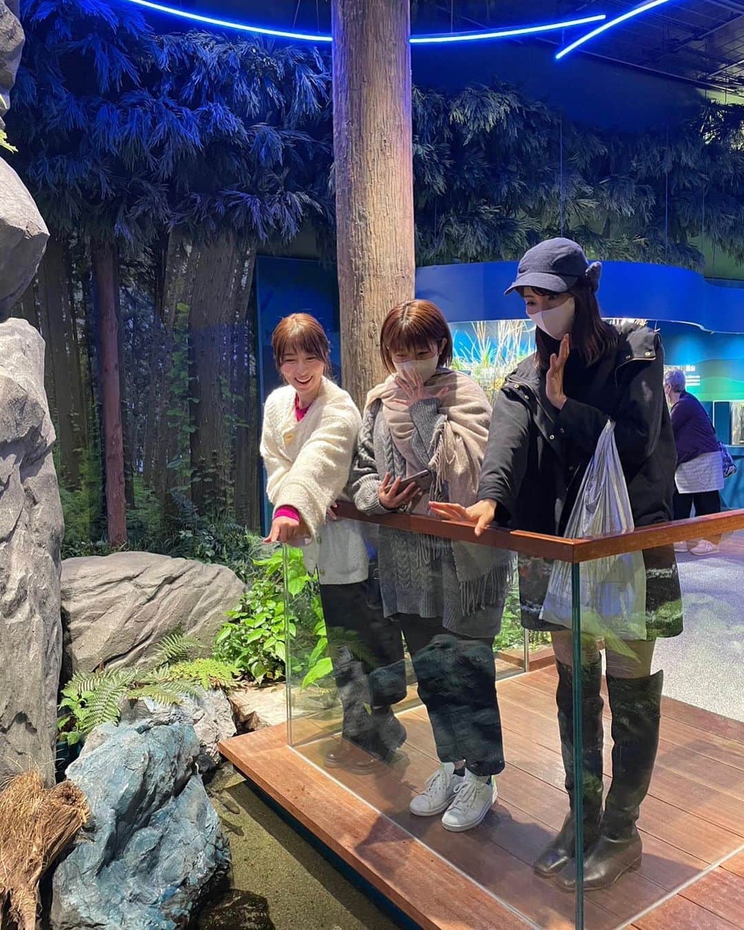 山下七子さんのインスタグラム写真 - (山下七子Instagram)「大好きな先輩方とマリンワールドへ♪🐬🦈🐟🐠🦭🦦♪ 久しぶりの水族館 本当にテンション上がりましたっ✨✨ うはうは〜♪るんるん〜♪な気分〜♪  小さい頃とはまた見る視点が全然違っていてびっくり😳 少しだけ大人になったのかななんて思っていました🌱笑  #福岡県#マリンワールド#水族館#海の中道マリンワールド #アサデスファミリー #春コーデ#ドライブ」3月26日 14時07分 - yamashita_nanako
