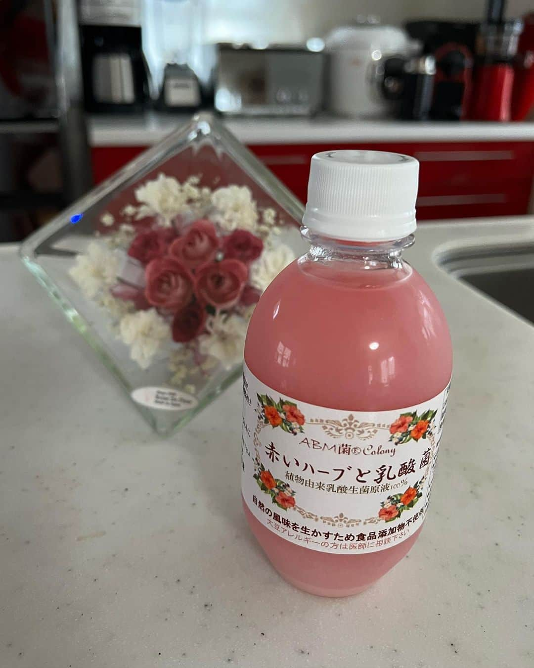 神谷麻美さんのインスタグラム写真 - (神谷麻美Instagram)「#赤いハーブと乳酸菌 美味しい🥰💖🌹✨️ #発酵ドリンク だよ💖🌹✨️ 私はそのまま飲むのが好きっ🥂💖🌺✨️  #ローズヒップ #ハイビスカス #コラーゲン配合 💖✨️  ピンク可愛いっ💖🌺🥂✨️ カラダの中から綺麗になる至極の一品っ🌈💖✨️   #ヨーグルト にもかけたよ💖🧁🌺✨️   PR @bbmlab #植物由来乳酸菌 #プロティクイーン #美肌アイテム」3月26日 15時51分 - asamice428