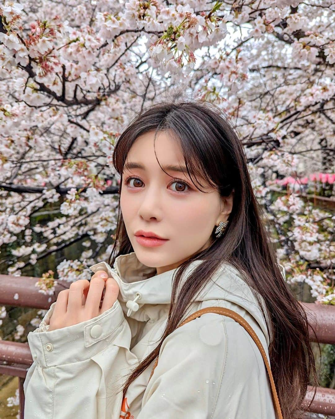 石井里奈さんのインスタグラム写真 - (石井里奈Instagram)「目黒川の桜並木🌸 満開を迎えた今週末ですがあいにくのお天気。 濡れたら文化浴泉のサウナに行こうと思って濡れるの覚悟で見に行ったけど、本当に綺麗で見れてよかった❤️ . @vis_jp と @outdoorproducts_jp のコラボジャケットが早速大活躍で最高でした💓✨ . 週末は撮影と仕事でバタバタしてたけど、サウナにも行けたし今夜はゆっくり自炊もできてよかった☺️💓 . そして韓国に行ってから美容熱が高まってる私。ついにクリーム界のクイーン的存在だった @delamer_japan デビュー👏 . 顔に広げた瞬間の香りが最高🥲💓 こっくりなのにホイップのような伸び。（表現上手くないけど） とにかく最高。 ちゃんと日々頑張ってる分お肌にもしっかりいいものを使ってあげていきたいです✨ . #中目黒 #目黒川 #目黒川の桜 #お花見 #さくら #桜 #cherryblossom #花見 #サウナ #休日 #outdoors #vis #delamer #lamer #ドゥラメール」3月26日 18時19分 - ri7tin1025