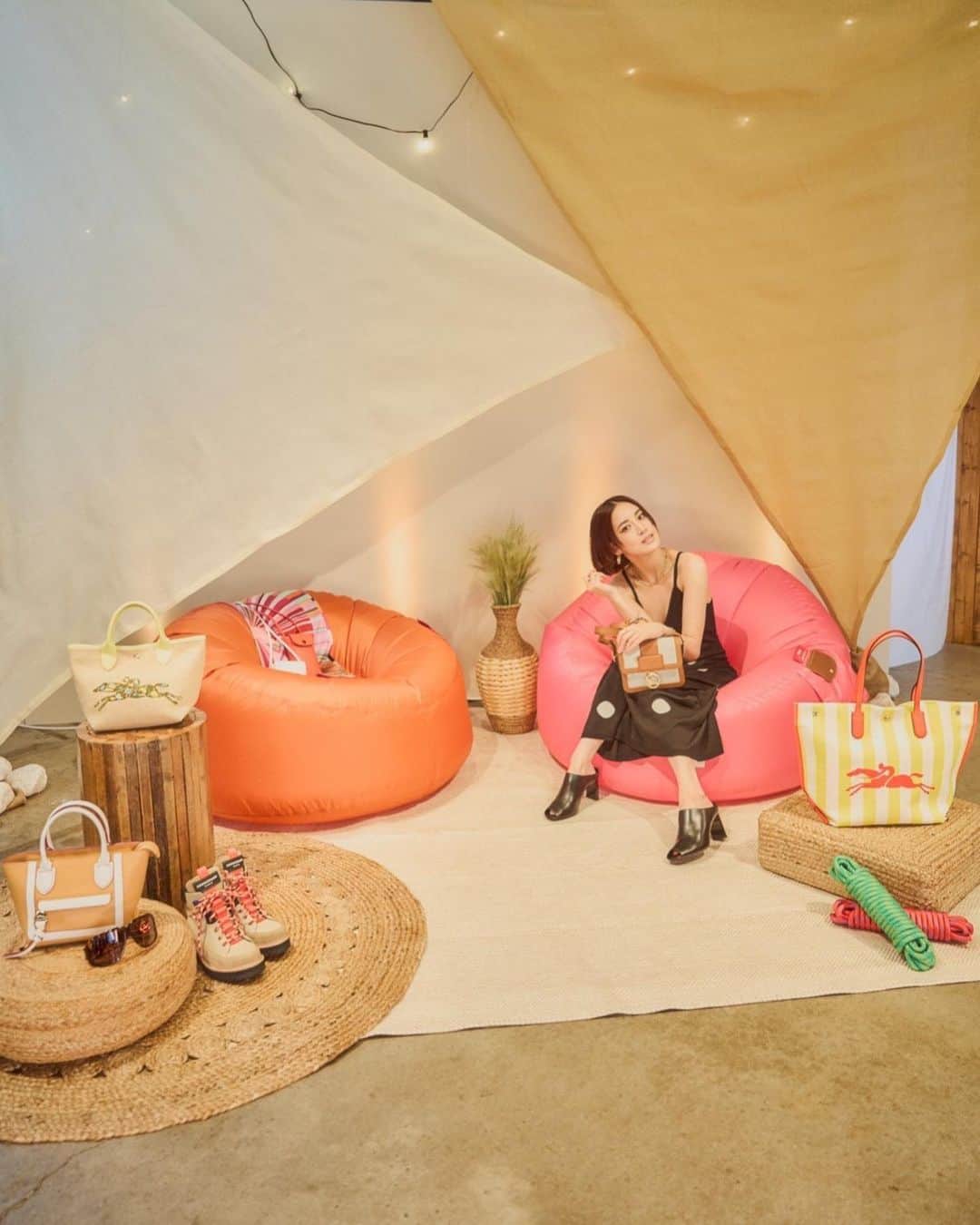 藤井夏恋さんのインスタグラム写真 - (藤井夏恋Instagram)「Longchamp Glamping 2023🏕🤍  ロンシャンの新作バッグ"BOX-TROT"と共に、 ロンシャンの2023年春夏コレクションの世界観が詰まった「グランピング」イベントに参加してきました♪  ゲームやワークショップと 楽しめるアクティビティーが充実していて まさにグランピングしてる気分になれたなぁ😌✨  新作バッグ"BOX-TROT"は どのシチュエーションにも合うデザインなので とっても使いやすいなと思いました👍  今年の夏、楽しみたいなー☀️💕  #LongchampGlamping #LongchampSS23 #ロンシャン @longchamp  #pr」3月26日 21時37分 - fujiikaren_official