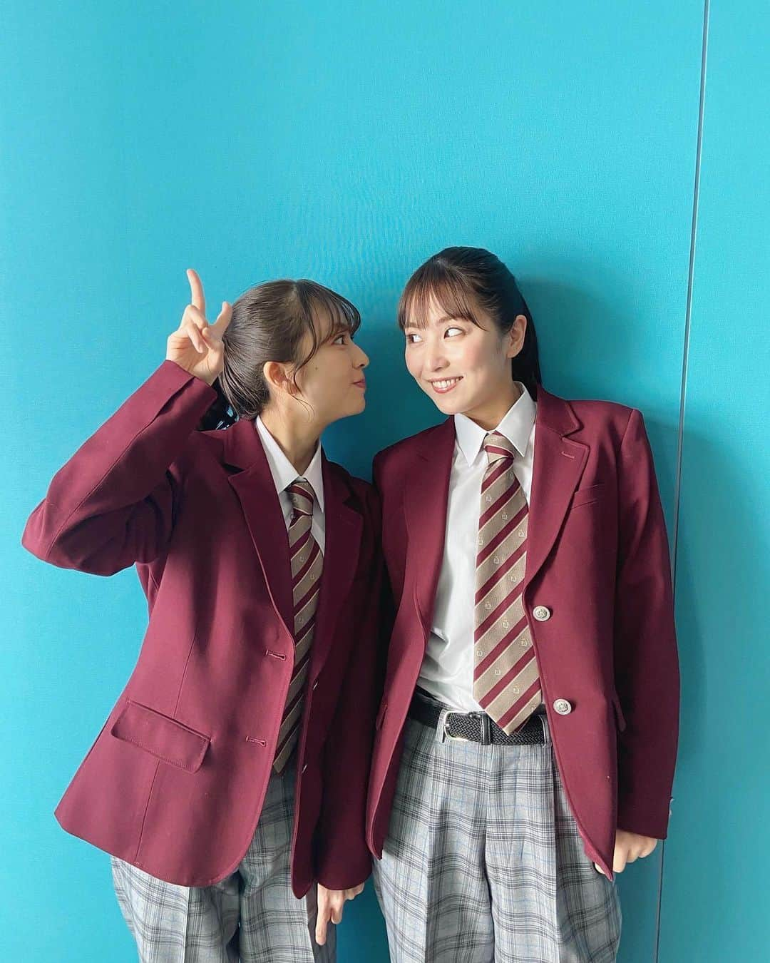 小島梨里杏さんのインスタグラム写真 - (小島梨里杏Instagram)「#ブルーバースデー　  7.8話もご視聴ありがとうございました！まさかでした、かね。みんなの犯人予想は当たったかな？  ということで、くりそつな私たちのオフショットをどうぞ。笑似てるかな？👐🏻  あさって28日の深夜0:55〜 9.10(最終)話を迎えます🦖🌙  放送前には19:00〜 生配信もあるようなので ぜひそちらも併せてご覧ください👑  #カンテレ #dtv #tver」3月27日 0時14分 - r_riria