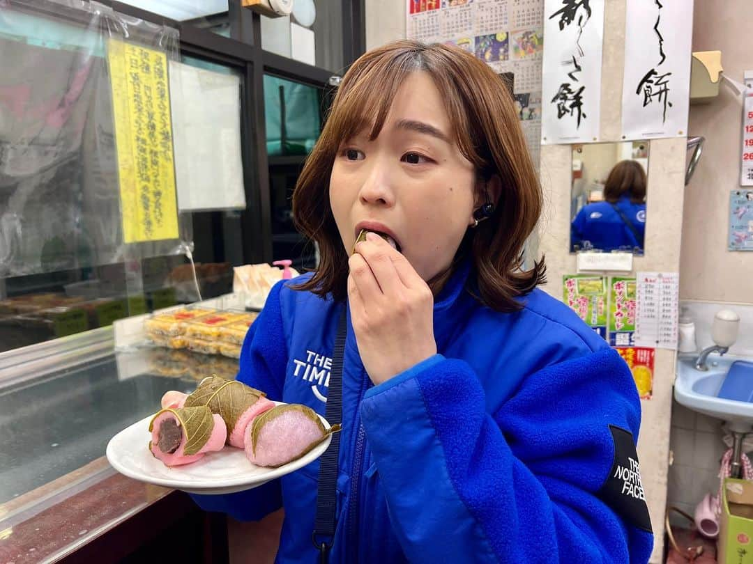 篠原梨菜さんのインスタグラム写真 - (篠原梨菜Instagram)「#早朝グルメ 東京・練馬区東武練馬駅近く 伊勢屋へ！ 朝7時から営業。午前2時ごろから準備されています。 手作りのおにぎりや和菓子が人気！ 桜餅🌸2種類😋 小麦粉を使ったふんわりしっとり生地の関東風。 関西風は餅米の粒感を残しもちもちつぶつぶ食感。選べません！ #朝5時の美味time #thetime_tbs #桜餅 #伊勢屋 #練馬グルメ  #おにぎり #和菓子 #お団子 #tbs」3月27日 7時28分 - shinorinatbs