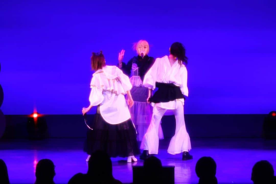 高橋愛さんのインスタグラム写真 - (高橋愛Instagram)「昨日は、劇場に足をお運びくださり そして、生配信をご覧くださいまして ありがとうございました🥺🫶🏻  @goki_gens2021  これからも 夢に向かって 頑張ります🔥🔥🔥  素敵な機会を作ってくださった @yoshimoto_makuhari 様 ありがとうございました！  アーカイブが まだご覧いただけますので 是非ご覧ください！  #gokigens」3月27日 9時14分 - i_am_takahashi