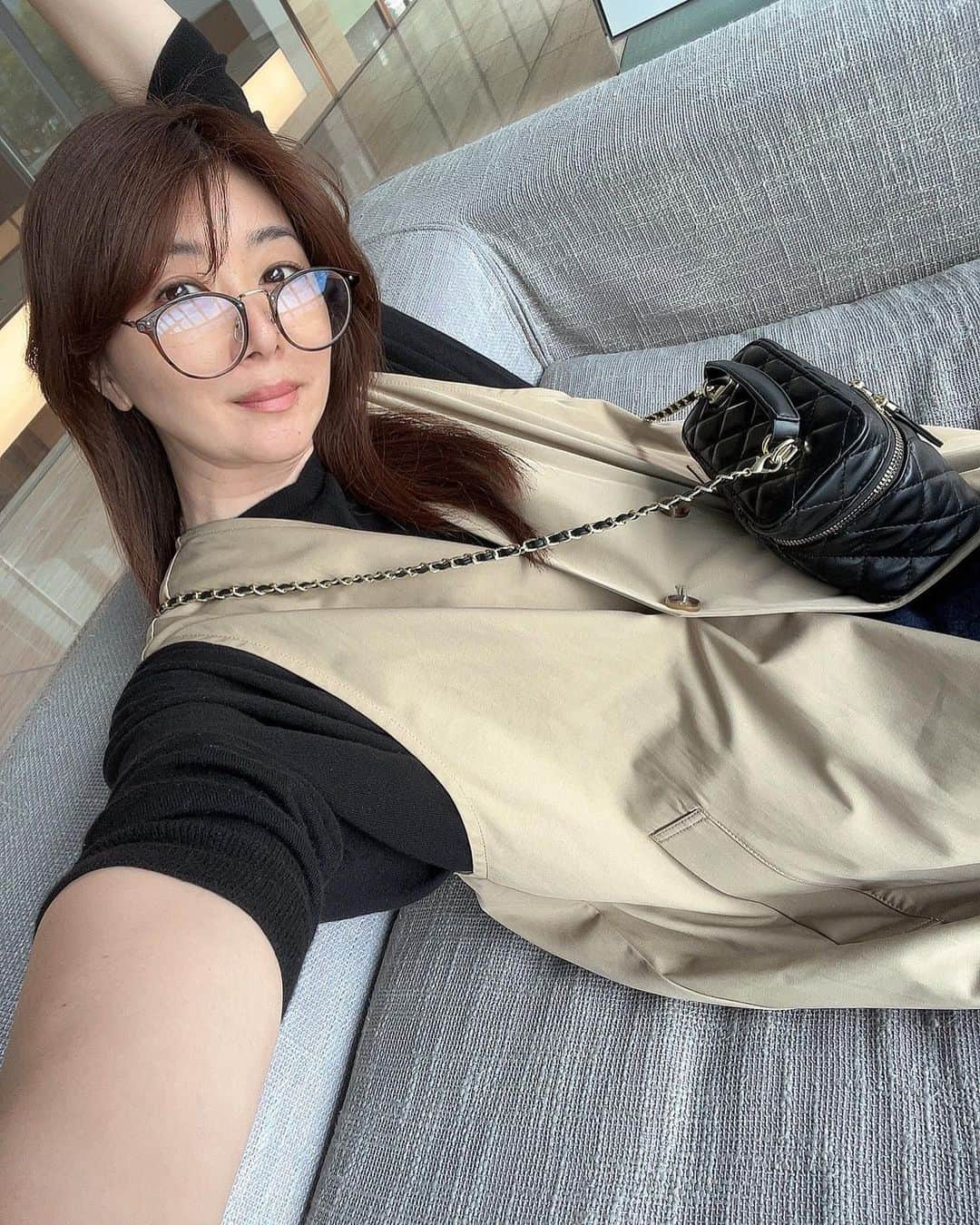 矢部美穂さんのインスタグラム写真 - (矢部美穂Instagram)「川崎宅はとにかく外観とエントランスが開放的で選んだマンションなのに全然来ていない私💦  なので来てみました✨  カフェが出来るスペースもあるし軽食もあるのに一回しか来ていない💦  これからはもっと利用しようと思った今日この頃です🤍 あっ、薄化粧です😅  #エントランス #気に入ってる  #マンションエントランス #まったりタイム  #これからは #メガネ女子 #40代  #矢部美穂」3月27日 14時02分 - miho.yabe.0607