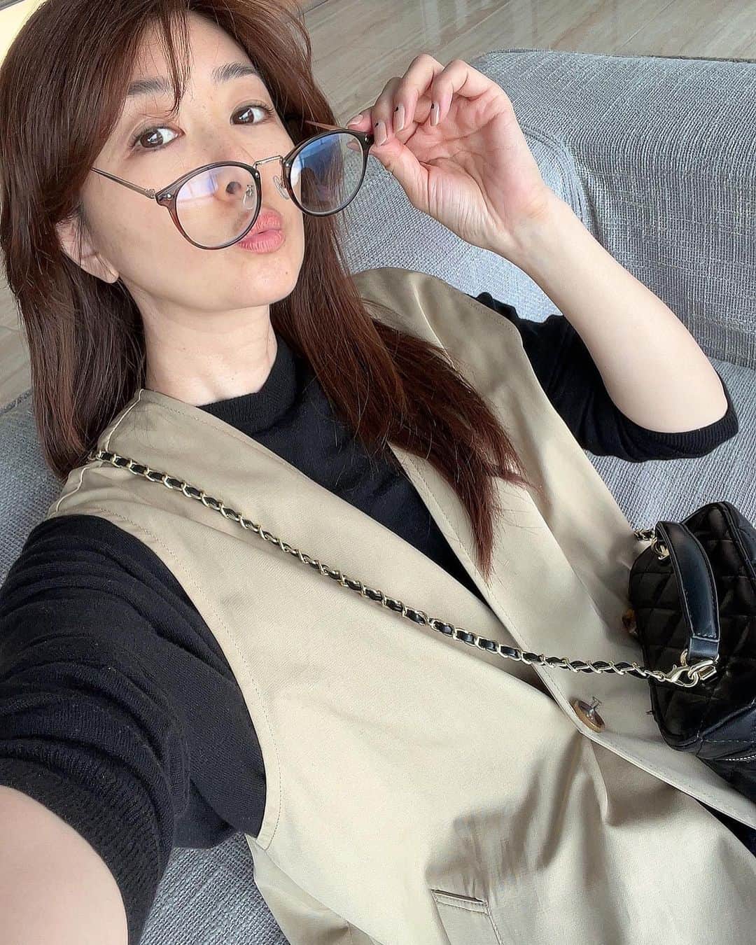 矢部美穂さんのインスタグラム写真 - (矢部美穂Instagram)「川崎宅はとにかく外観とエントランスが開放的で選んだマンションなのに全然来ていない私💦  なので来てみました✨  カフェが出来るスペースもあるし軽食もあるのに一回しか来ていない💦  これからはもっと利用しようと思った今日この頃です🤍 あっ、薄化粧です😅  #エントランス #気に入ってる  #マンションエントランス #まったりタイム  #これからは #メガネ女子 #40代  #矢部美穂」3月27日 14時02分 - miho.yabe.0607