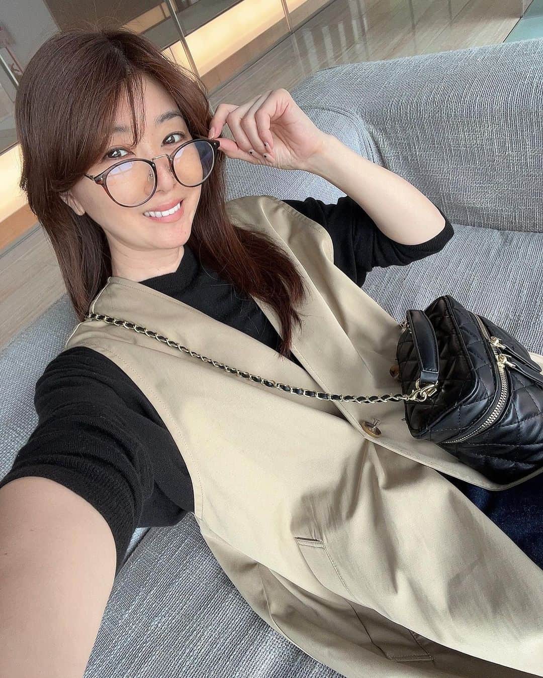 矢部美穂さんのインスタグラム写真 - (矢部美穂Instagram)「川崎宅はとにかく外観とエントランスが開放的で選んだマンションなのに全然来ていない私💦  なので来てみました✨  カフェが出来るスペースもあるし軽食もあるのに一回しか来ていない💦  これからはもっと利用しようと思った今日この頃です🤍 あっ、薄化粧です😅  #エントランス #気に入ってる  #マンションエントランス #まったりタイム  #これからは #メガネ女子 #40代  #矢部美穂」3月27日 14時02分 - miho.yabe.0607