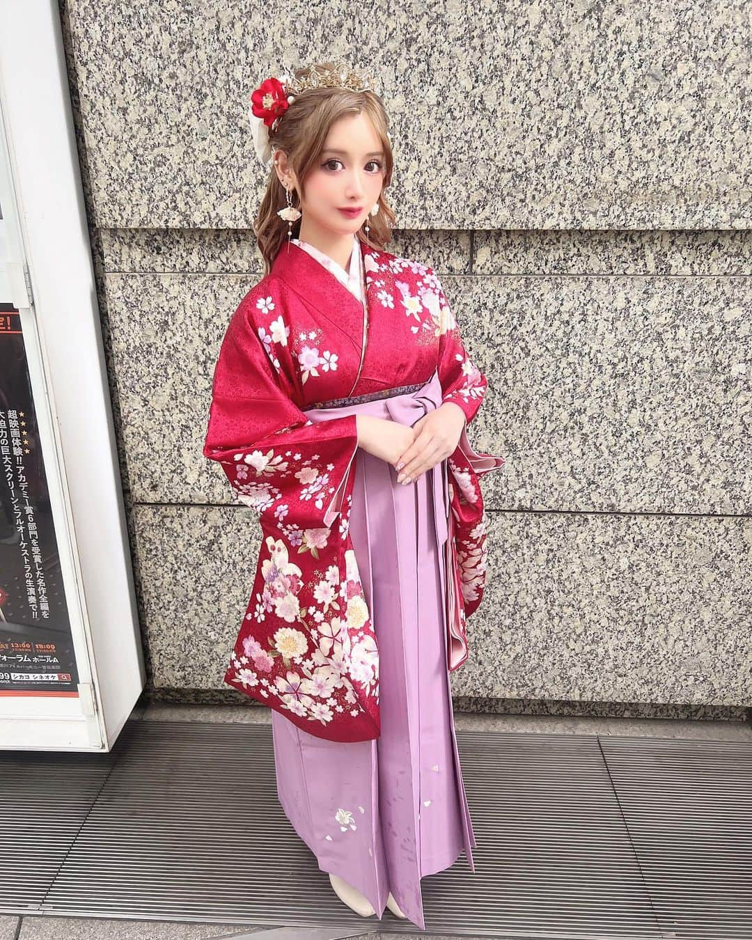 ゆうめろさんのインスタグラム写真 - (ゆうめろInstagram)「・ ・ 袴全身コーデ👘❤️ 大好きな赤色にしたよ〜！ 髪飾りは、 @shein_japan で揃えた✨ ティアラがお気に入り♥️👑 可愛くてプチプラオススメすぎる🥹 ・ ネイルは、この袴に合わせたデザインにしてもらったよ💅✨ @_tabasa.nail_ さんいつもありがとうございます❣️ いつも理想通りの仕上がりにしてくれるの💕 ・ #卒業式 #卒業式ヘア #袴ヘアアレンジ  #大学卒業 #袴ネイル #袴ネイルチップ」3月27日 19時53分 - yk.o0