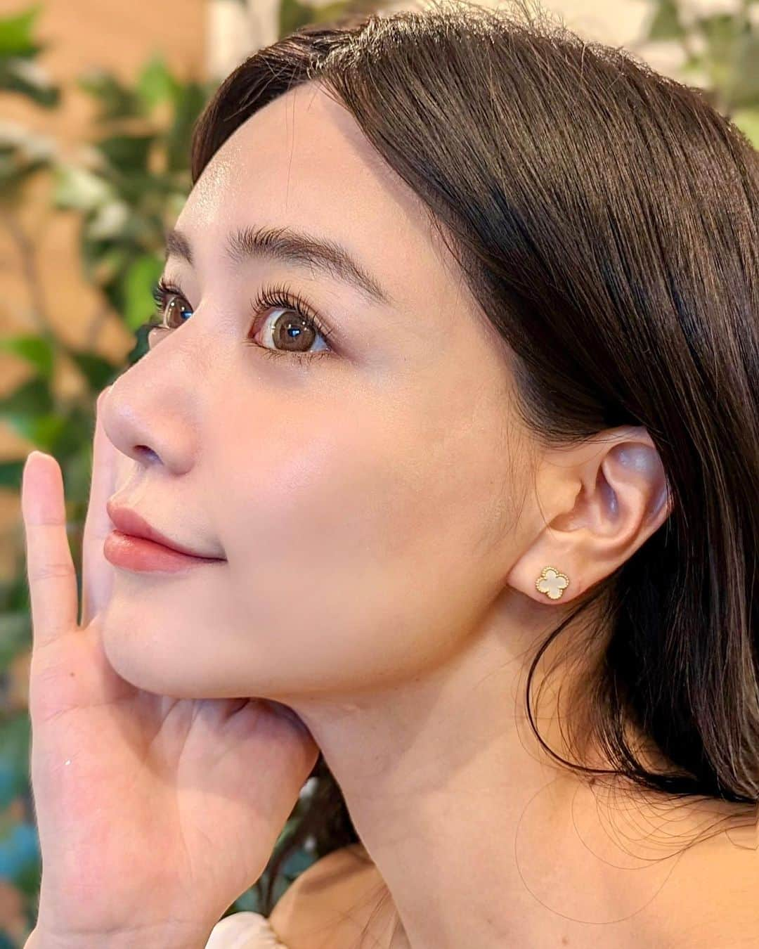 石井里奈さんのインスタグラム写真 - (石井里奈Instagram)「今年から本格デビューした花粉症🌸普段あまり肌の不調はでないのだけど、最近はゆらぎがち。 あとは生理前とかだとPMSで気分が変わりやすかったり肌荒れしたりする人も多いのかな？ そんな人におすすめなのがこれ💓 . @aravis_official のPMS ローションとPMS ジェルクリーム✨ 美容皮膚科学から生まれた、PMS時期に特化したスキンケアなんです！ . お肌を守りながら美肌に整えて肌を健やかに落ち着かせてくれるの！ . 軽くさらっとした付け心地で、安心して使ってもらえるのと、特にジェルののびと保湿力が最高💓その後のお化粧もしやすいよ🙆‍♀️ . Qoo10で予約販売も始まっているみたいなので、気になる方は是非試してみてね🫶 . #ARAVISForPMS #アラヴィスPMS #スキンケア #ローション #ジェルクリーム #PR #skincare #肌ケア #ゆらぎ肌 #ゆらぎ肌 #おすすめコスメ #フェムケア #フェムテック」3月28日 12時17分 - ri7tin1025