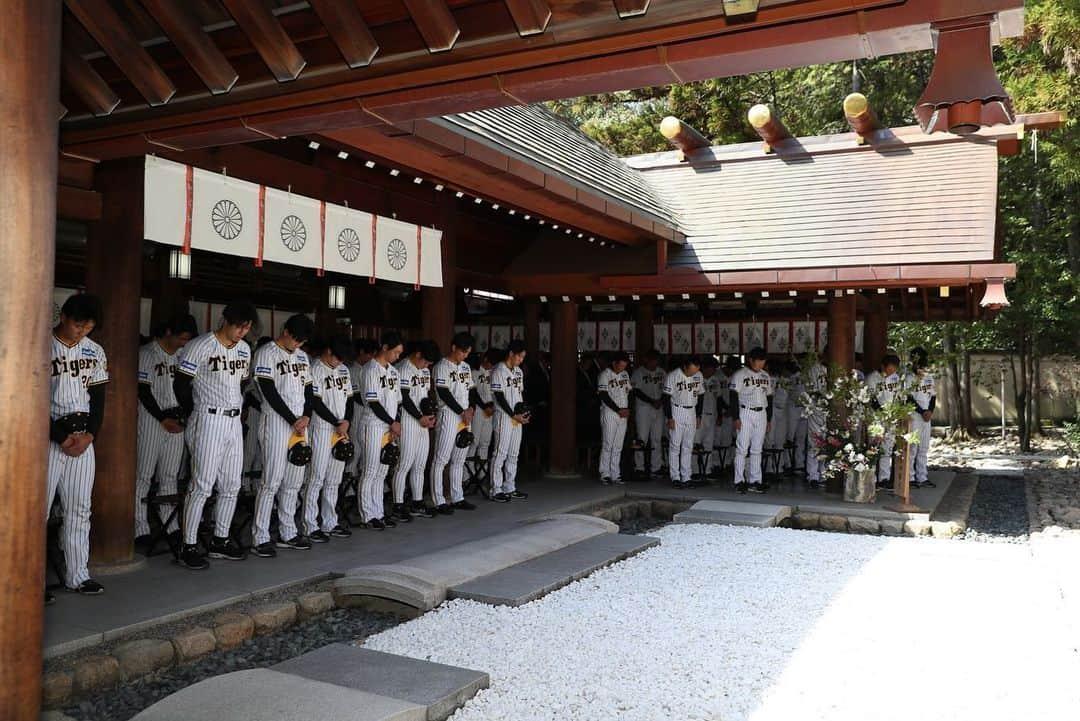 阪神タイガースさんのインスタグラム写真 - (阪神タイガースInstagram)「本日、西宮市の#廣田神社 で必勝祈願を行いました！ #阪神タイガース  #ARE」3月28日 15時52分 - hanshintigers_official