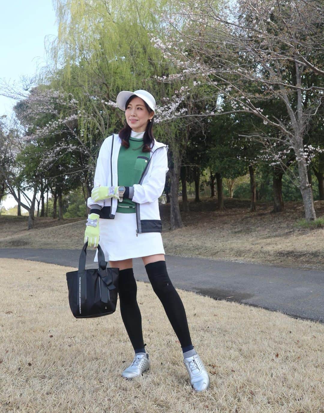 ImotoEtsuyo さんのインスタグラム写真 - (ImotoEtsuyo Instagram)「#こんばんは ・ 先日の女子コンペの ドレスコードはピンクかグリーン。 ・ 私は　@lanvin_sport_official の グリーンのベストで。 上品コーデに仕上げてみました。 ・ #サンバイザー #カートバッグ #ハイソックス  #グローブ  全て　#ランバンスポール  #lanvinsport  ・  #ゴルフ  #ゴルフファッション #ゴルフコーデ #golf  #golfwear  #golffashion  #ゴルフウェア  #ゴルフウェアレディース」3月28日 18時18分 - bisuhada