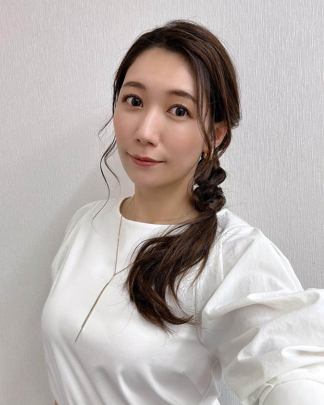 穂川果音さんのインスタグラム写真 - (穂川果音Instagram)「hair style  サイド編み下ろしヘアだよ〜  #アベプラ　#ヘアスタイル　#ヘアアレンジ　#hairarrange #イヤリング #編み下ろしアレンジ　#サイド編み下ろし」3月28日 21時45分 - hokawakanonn