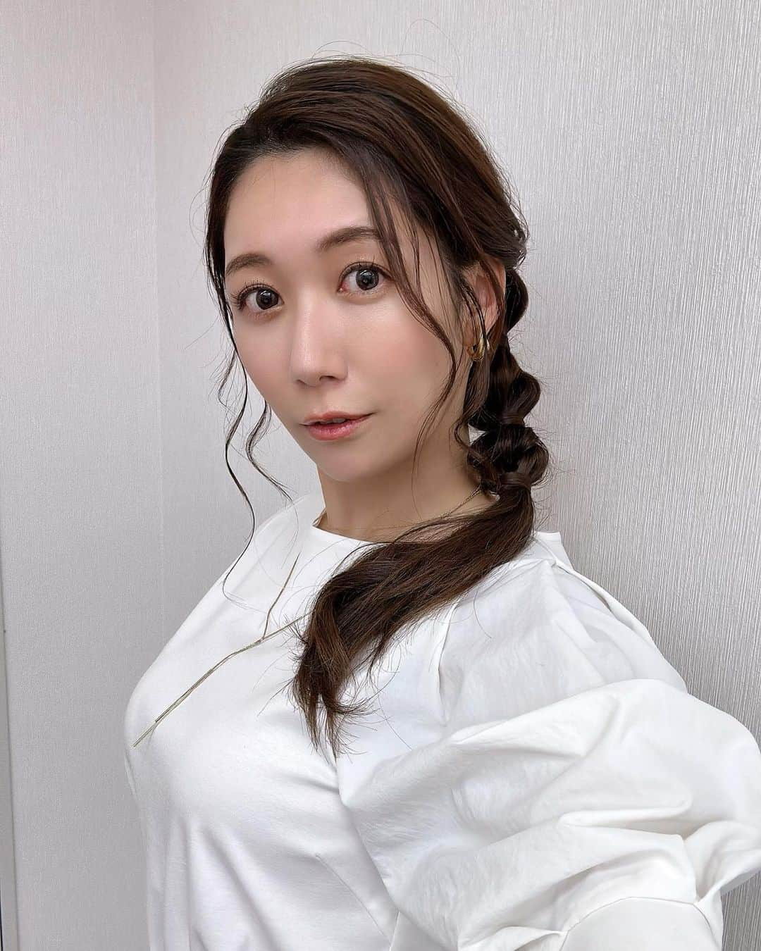 穂川果音さんのインスタグラム写真 - (穂川果音Instagram)「hair style  サイド編み下ろしヘアだよ〜  #アベプラ　#ヘアスタイル　#ヘアアレンジ　#hairarrange #イヤリング #編み下ろしアレンジ　#サイド編み下ろし」3月28日 21時45分 - hokawakanonn