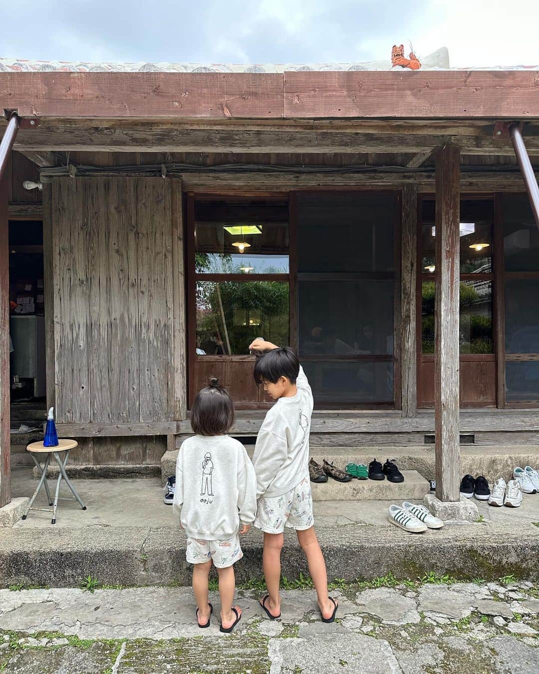 春名亜美さんのインスタグラム写真 - (春名亜美Instagram)「今回も沖縄に到着して、そのまま @okinawa_yagiya さんへ  10組待ちで、諦めようとしたところ、 「やぎやがいい！」と泣いてまで言ってきた次男。笑  前回食べた、ここの沖縄そばがそうとうお気に召したようです。  1時間待ちました😅  私は、味は勿論なんですが、純沖縄建築様式古民家のこの雰囲気がすごく好き。  ここのジーマミー豆腐は飲みたいくらい好き。  #沖縄 #okinawa #屋宜家 #やぎや #沖縄そば #ソーキそば #家族旅行 #国内家族旅行 #ll_旅記録 #子連れ旅行 #春休み旅行 #沖縄旅行 #沖縄グルメ」3月28日 23時31分 - amiharunaami