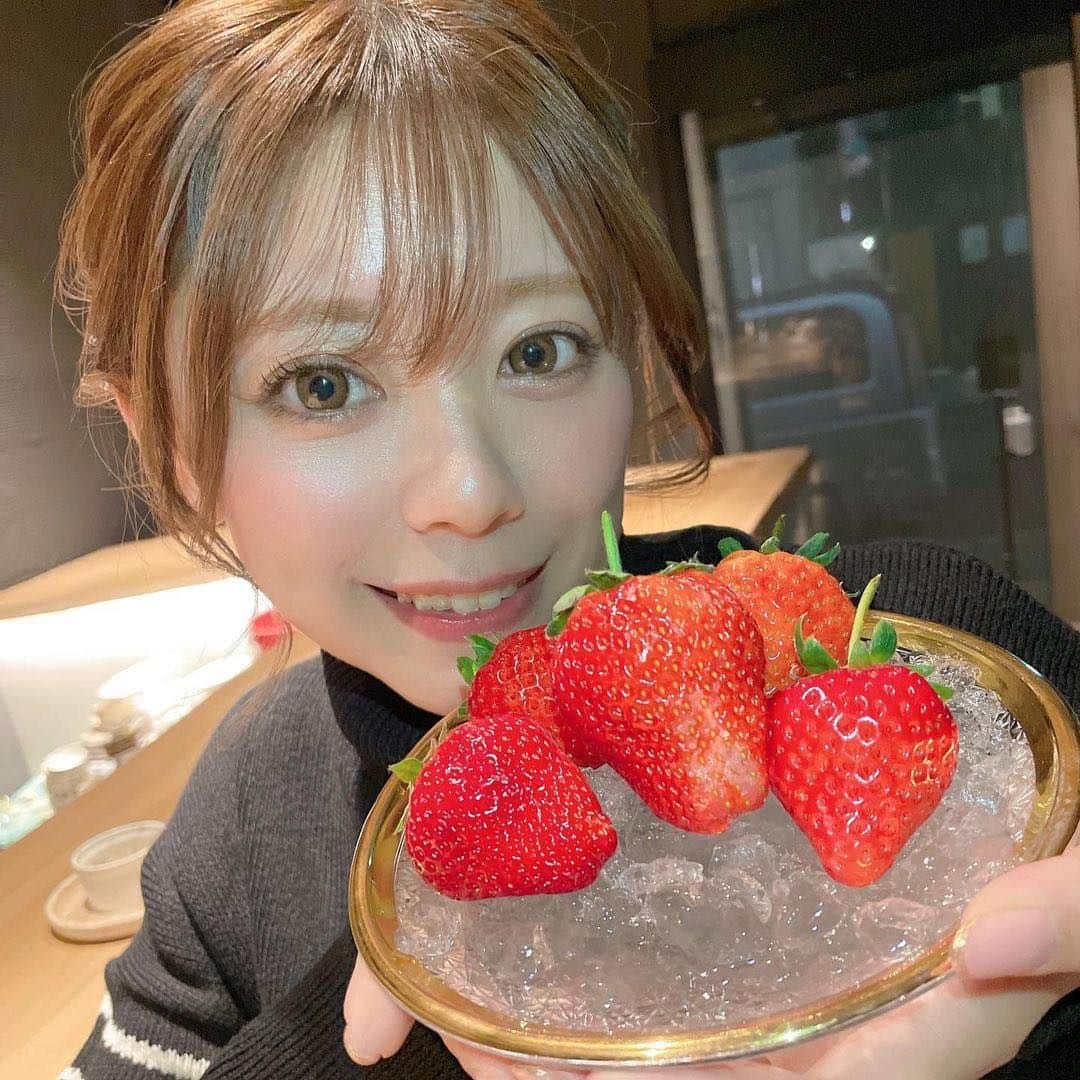 美女naviさんのインスタグラム写真 - (美女naviInstagram)「【美女navi ☻*】イチゴ🍓✨ * * 今回ご紹介させていただく方は❤️ 若菜まい さん ▶️▷ @w.mai_lamer  * * # Repost . . ゆう雅でいちご狩り🍓 ⚠️焼鳥屋さんです . . 若菜まい さん のアカウントには 他にも素敵な投稿が(*´﹀`) ぜひ覗いてみてくださいね🧡  * * * 美女navi掲載希望の方は⇒ @bijo_navi ❤️と # 美女navi 、# 美女ナビ タグ付け * 10代限定姉妹アカウント 美少女navi掲載希望の方は⇒ @bishojo_navi 💛と # ビショウジョナビ タグ付け * お願いします✨✨ * * 次回もお楽しみに...😍 * * #ミディアムヘア #ポニーテール #いちご狩り #グルメ女子 #グルメ好き #シースルーバング #シースルー前髪  #カラコン #さらさらヘアー #ストレートヘア #カラコン #自撮り女子 #セルフィー女子 #大人可愛い #えくぼ #色白女子 #美肌ケア  #休日の過ごし方 #女子力アップ #女子力向上  #ナチュラルメイク #美意識 #美意識向上 #キャバ嬢 #ニュークラ嬢 #すすきのの夜 #キャバ嬢の休日」3月29日 9時00分 - bijo_navi