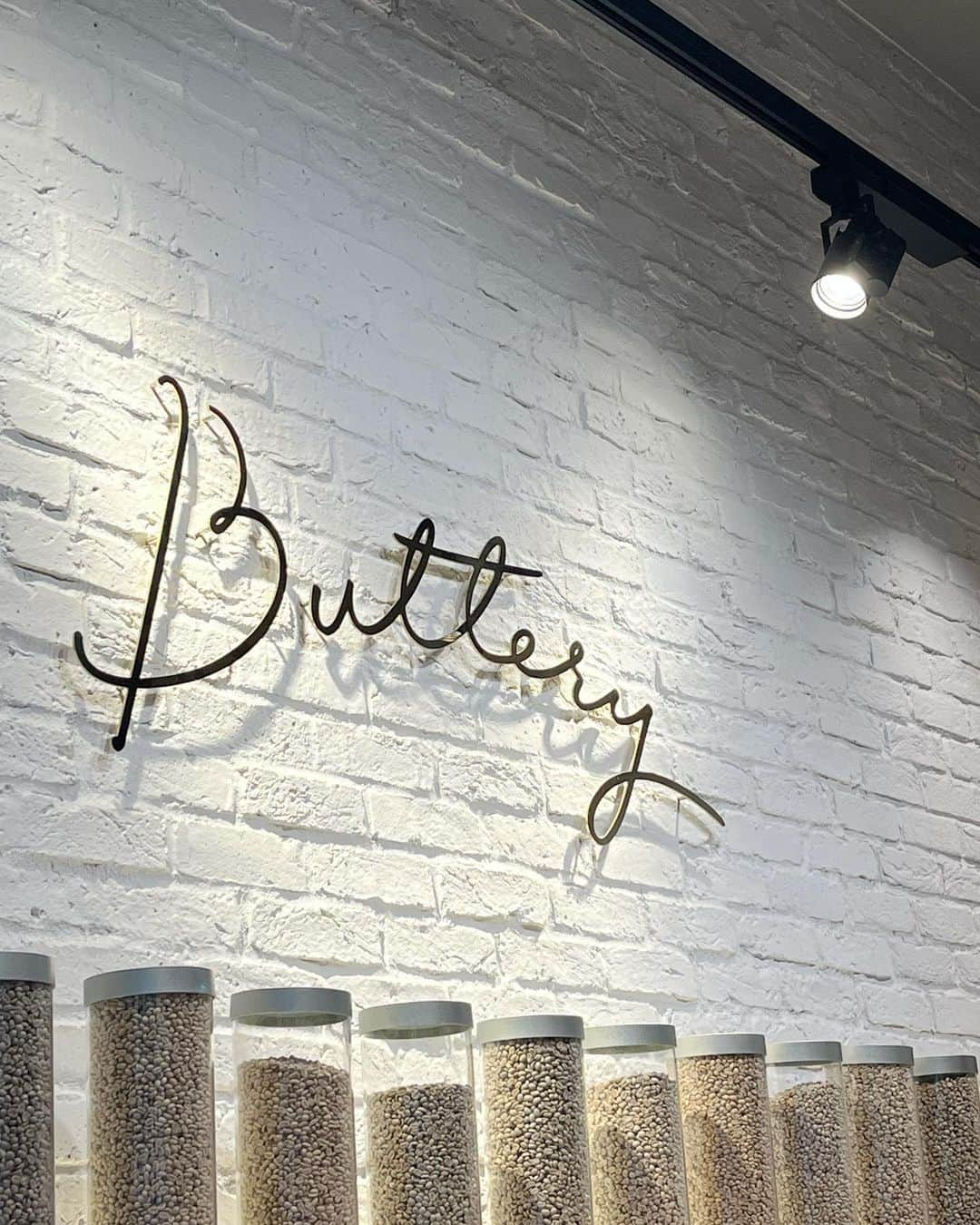 夏井さらさんのインスタグラム写真 - (夏井さらInstagram)「名古屋にあるButtery🧈🍪  フランボワーズのバタリーサンドがとっても美味しかった！❤︎  . . . #名古屋カフェ #名古屋カフェ巡り #buttery #バタリー #カヌレ」3月29日 21時02分 - sara_natsui