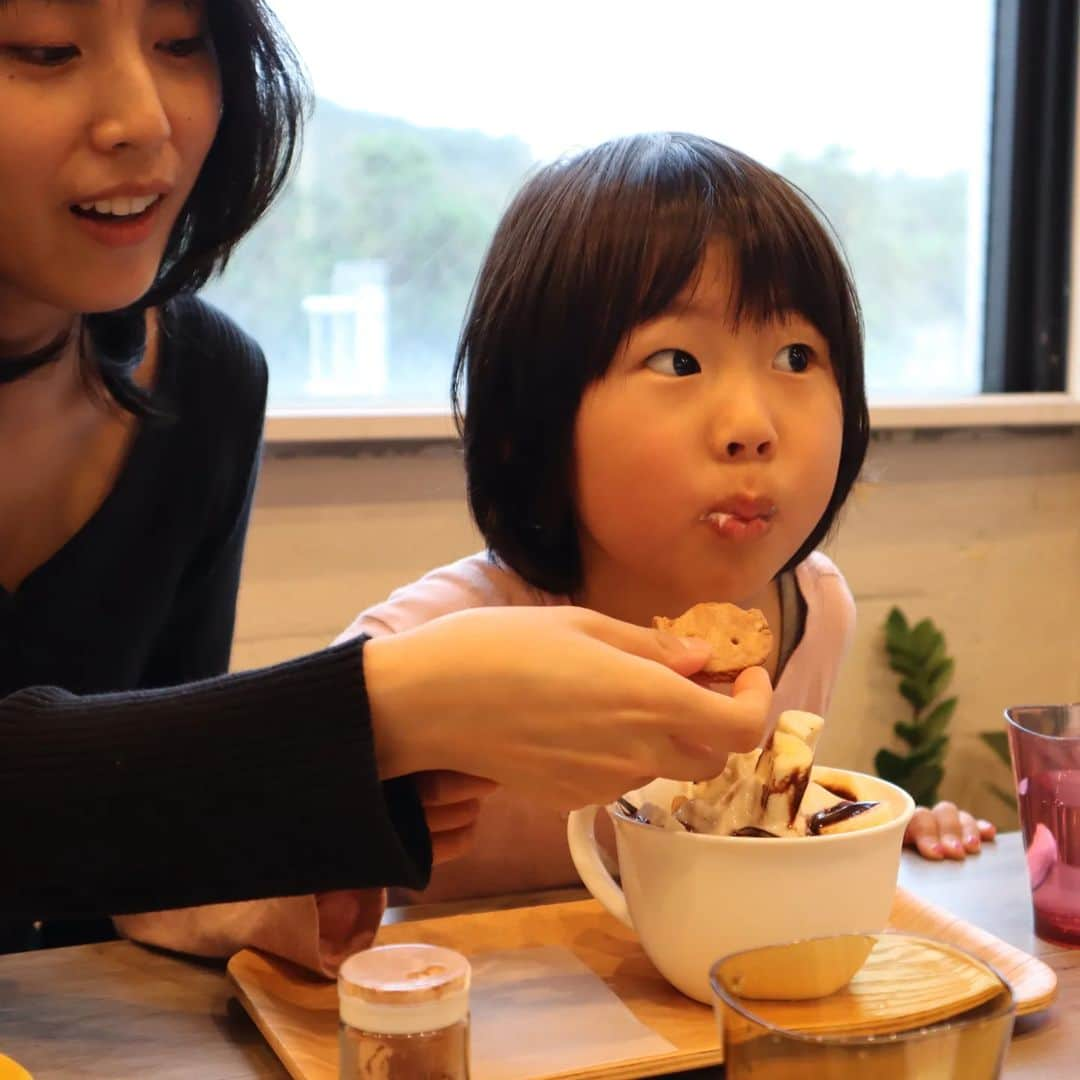 本仮屋リイナさんのインスタグラム写真 - (本仮屋リイナInstagram)「子どもたちはバナナシェイクを半分こ🍌⁡⁡⁡ (快く2つの器に分けて盛り付けてくださって感謝💞)⁡ ⁡ ⁡とっても喜んで食べてたのに、パパの宇治抹茶ぜんざいシェイクがきたら、ふたり同じ顔して、心移り...🥹⁡‪🤍 ⁡ ⁡⁡ 白砂糖不使用でオーガニックにこだわったカフェ☕お店の方とのお話も楽しくて、とても心地よかったです🍃 ⁡⁡ バナナシェイクに乗ってたニコニコのビーガンシナモンクッキーがザックザクで香ばしくて感動したので、帰ったら真似して焼きたい☺☺⁡⁡ ⁡ #どなたも気になってないかもしれないけど私はカフェモカを頼みました☕ ⁡ #甘さなしのカフェモカにしてもらって超美味でした🫶 ⁡#organic #cafe #sugarfree #healthyfood」3月30日 6時31分 - riina_motokariya