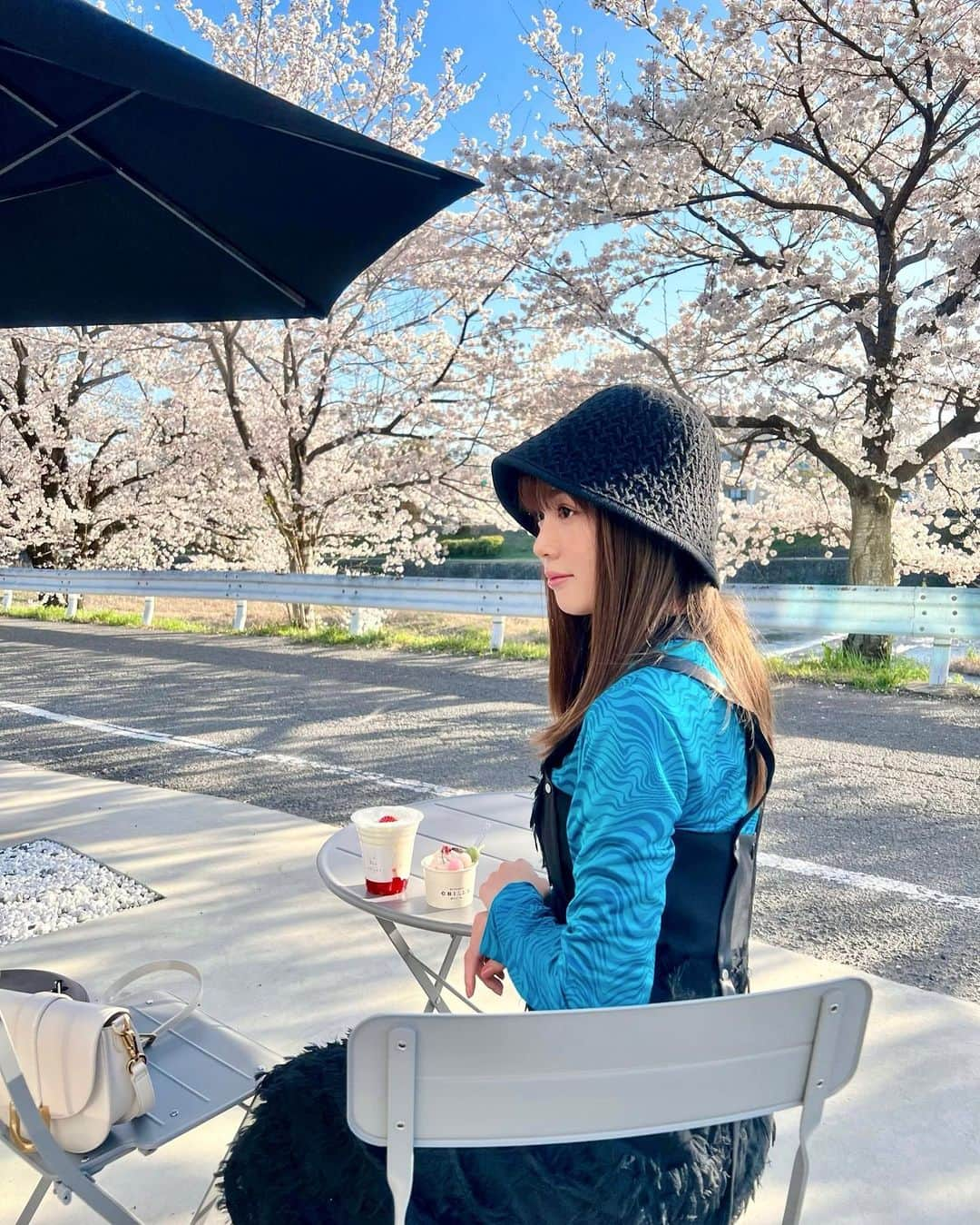 ののさんのインスタグラム写真 - (ののInstagram)「京都のカフェでお花見🌸 生いちごみるくと季節の桜のジェラートを注文 上賀茂神社から徒歩1分でテラス席は🐶もOKらしい  インスタで発見したカフェだけど桜の時期に行けて良かった  #京都カフェ#京都カフェ巡り#京都カフェ部#京都桜#京都桜巡り#京都桜スポット#桜#桜スイーツ#桜#お花見#上賀茂神社#賀茂川#鴨川#京都植物園#北大路カフェ#北大路ランチ#京都ランチ#チャールズアンドキース#エモダ#ユナイテッドトウキョウ#バケハ#バケハコーデ #unitedtokyo#charlesandkeith#emoda#chillskyoto」3月30日 7時20分 - nonoko0309