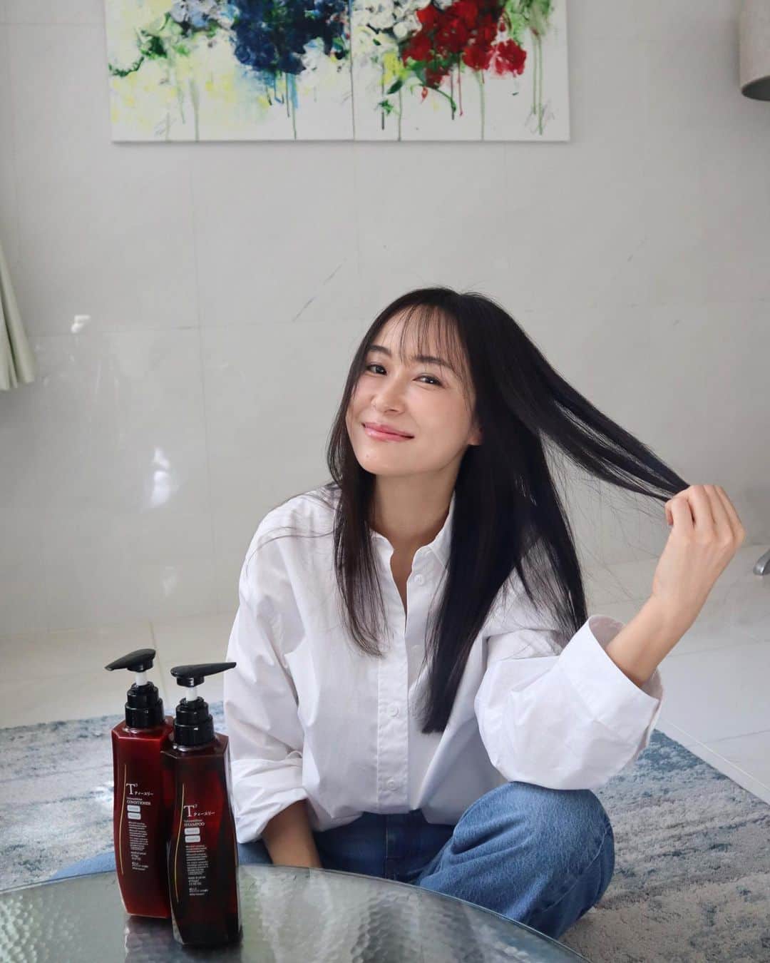 笹倉麻耶さんのインスタグラム写真 - (笹倉麻耶Instagram)「休日の前のバスタイムはいつもよりゆっくり♪  髪の毛がサラサラでふわふわになりますよに🫶と 願いを込めてケアしています。  先日、出会った新しいシャンコンを取り入れて 継続して使っているのですが、 1回目からサラフワ感にゾッコンです✨  T3 Volume＆Shine @drug_sugi   シャントリによっては、頭頂部がペタっとして 髪の毛も重めに感じるけど  こちらを使うと、重たさゼロで サラッとしているのに地肌の乾燥が気にならない♪  そういえば、若い頃には感じなかったパサつきやうねりも 少しずつ気になって来たけど 写真を撮った日は、コテを使わず ずっとストレートでいても、うねりなど気にならず ストレートヘアを楽しめました！  年齢は肌だけでなく、髪にもでます！ お肌と同じくらいケアして 若々しさを保ちたいですね♪  #pr #シャンコン #シャンプー #ボリュームアップ #美髪 #美髪ケア #サラサラヘアー #アラフォーママ #アラフォー #美容」3月30日 7時43分 - nicomaya2525