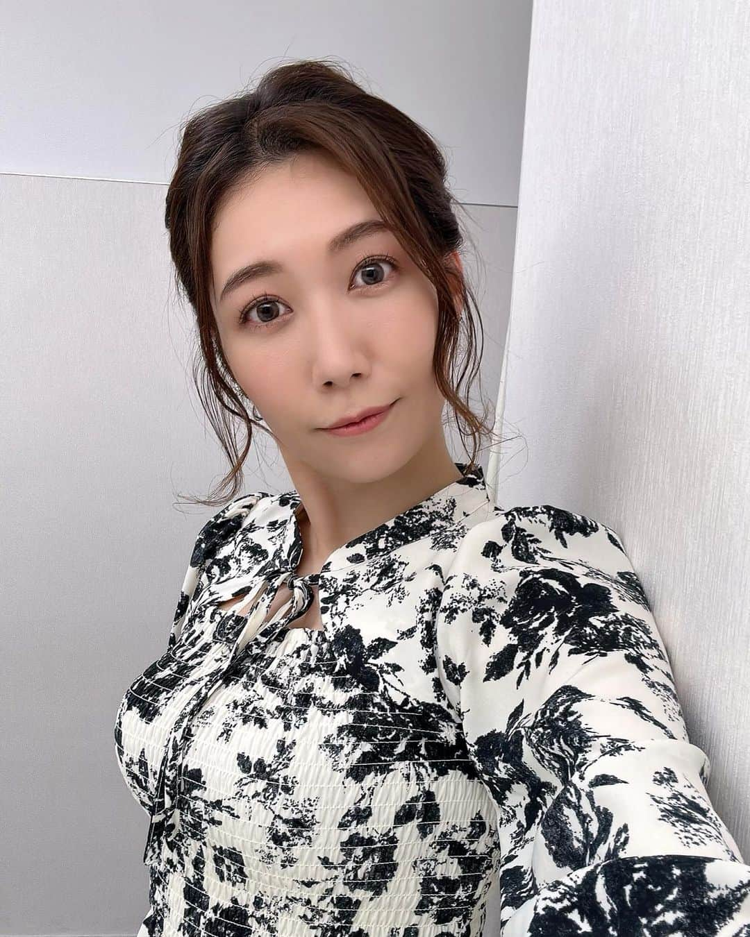 穂川果音さんのインスタグラム写真 - (穂川果音Instagram)「hair style  編み込みアップヘアです😊  #hairstyle #hairarrange #アップヘア　#アベプラ　#abematv #アップスタイル　#イヤリング　#earrings   #穂川果音  #気象予報士　#下めアップ  #綺麗めアレンジ 　#まとめ髪　#お天気キャスター　#編み込みアレンジ  #前髪アレンジ」3月30日 15時21分 - hokawakanonn