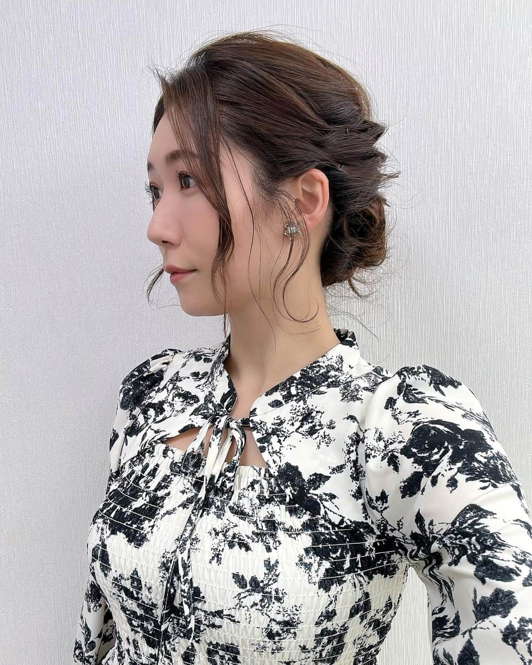 穂川果音さんのインスタグラム写真 - (穂川果音Instagram)「hair style  編み込みアップヘアです😊  #hairstyle #hairarrange #アップヘア　#アベプラ　#abematv #アップスタイル　#イヤリング　#earrings   #穂川果音  #気象予報士　#下めアップ  #綺麗めアレンジ 　#まとめ髪　#お天気キャスター　#編み込みアレンジ  #前髪アレンジ」3月30日 15時21分 - hokawakanonn