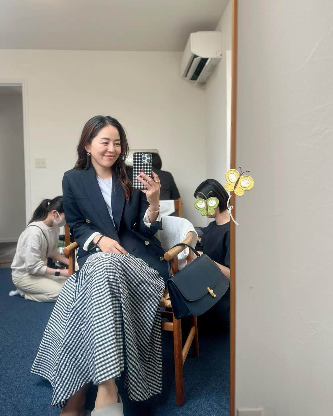 鈴木六夏さんのインスタグラム写真 - (鈴木六夏Instagram)「先日の、撮影の日の私服😊 娘がやっと、スカートを履けるようになってきて最近は楽しんでいます🤍  いつもどうしても　@the9shop_211 を使った装いになりがちで、つまんないって思う方もいらっしゃるかなぁとか実はいつも気になっていて…😅 今日は敢えての9SHOP、ゼロコーデ😂  最も私らしいかなと思う 変わらない感じ。 #riccascloset #riccaミニマムクローゼット」3月30日 15時35分 - rikuka.62