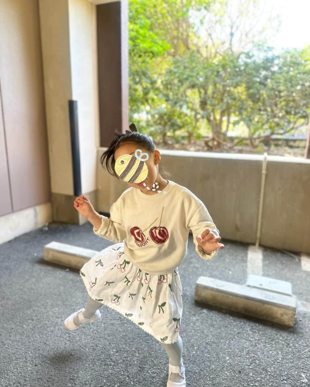 鈴木六夏さんのインスタグラム写真 - (鈴木六夏Instagram)「先日の、撮影の日の私服😊 娘がやっと、スカートを履けるようになってきて最近は楽しんでいます🤍  いつもどうしても　@the9shop_211 を使った装いになりがちで、つまんないって思う方もいらっしゃるかなぁとか実はいつも気になっていて…😅 今日は敢えての9SHOP、ゼロコーデ😂  最も私らしいかなと思う 変わらない感じ。 #riccascloset #riccaミニマムクローゼット」3月30日 15時35分 - rikuka.62