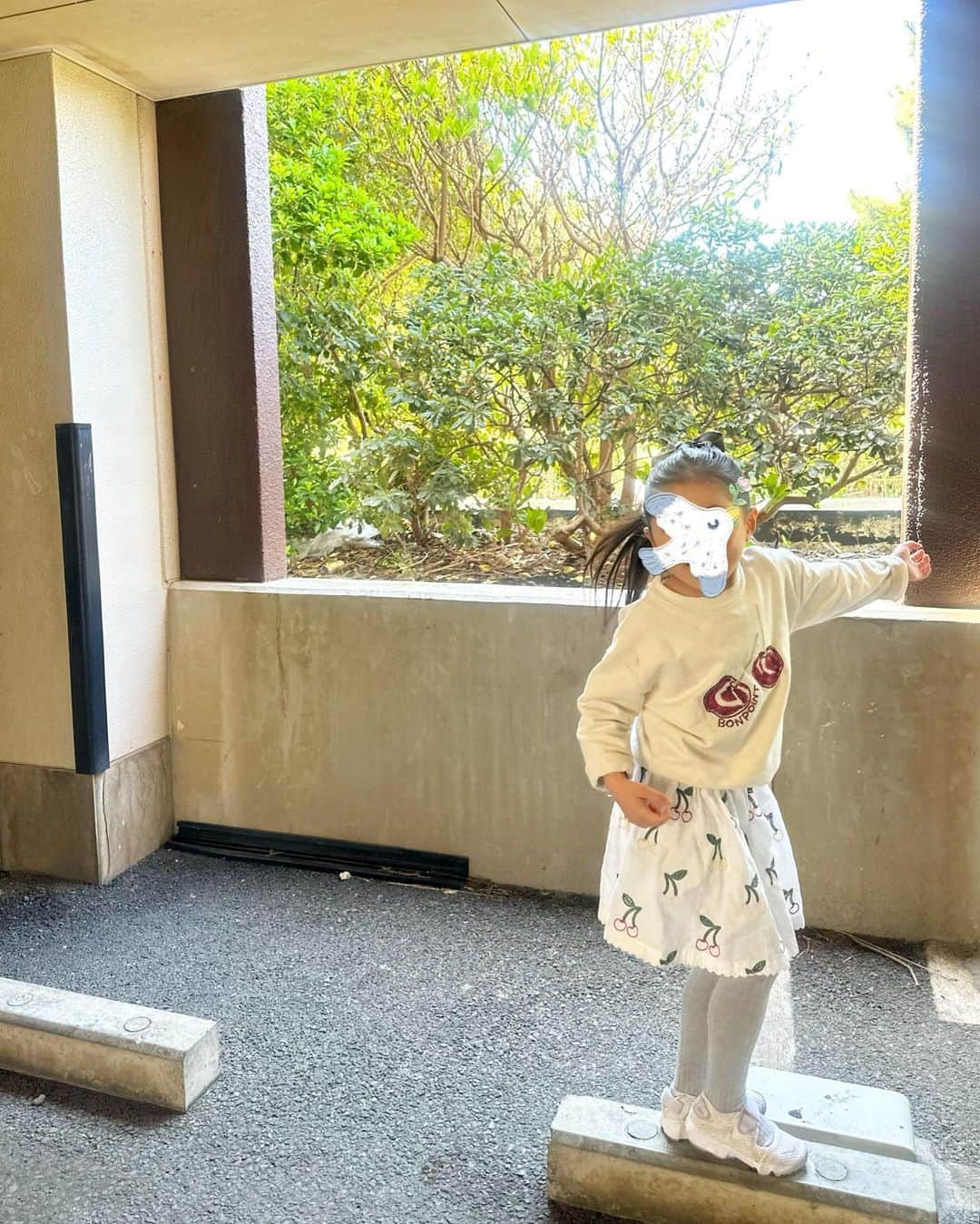 鈴木六夏さんのインスタグラム写真 - (鈴木六夏Instagram)「先日の、撮影の日の私服😊 娘がやっと、スカートを履けるようになってきて最近は楽しんでいます🤍  いつもどうしても　@the9shop_211 を使った装いになりがちで、つまんないって思う方もいらっしゃるかなぁとか実はいつも気になっていて…😅 今日は敢えての9SHOP、ゼロコーデ😂  最も私らしいかなと思う 変わらない感じ。 #riccascloset #riccaミニマムクローゼット」3月30日 15時35分 - rikuka.62