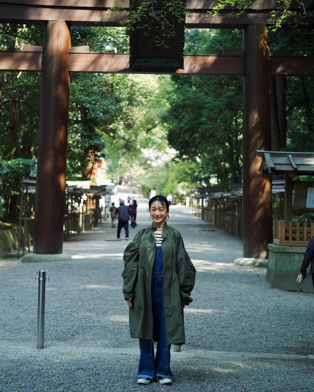高山都さんのインスタグラム写真 - (高山都Instagram)「1年と4日ぶりの奈良県天理市にある石上神宮へ。 ここは、日本最古の神社。去年、実はお願い事があり、ざーざーと雨降る春の日、初めて訪ねたのでした。 実はその日も夫と一緒に来ていたのですが、今回はちょうど1年が経ち、お願いしっぱなしじゃなーと、お礼参りと結婚の報告をしようと、2人で来てみました。 ここは、言葉にできない、なにか強いパワーを感じる場所で、前回も今回も静かに参拝し、緑の木々たちの中で、ゆっくりと深呼吸したのでした。 目を閉じて、すこし瞑想する時間だいすき。 奥の方が空気がガラリと変わるんです。そこの香りも好き。 2人で力を合わせ、道を切り拓いて生きていこうと、神様に宣言をしてきました。 晴れて気持ちのいいお天気で、心がスーッとしました。 #石上神宮」3月30日 23時08分 - miyare38