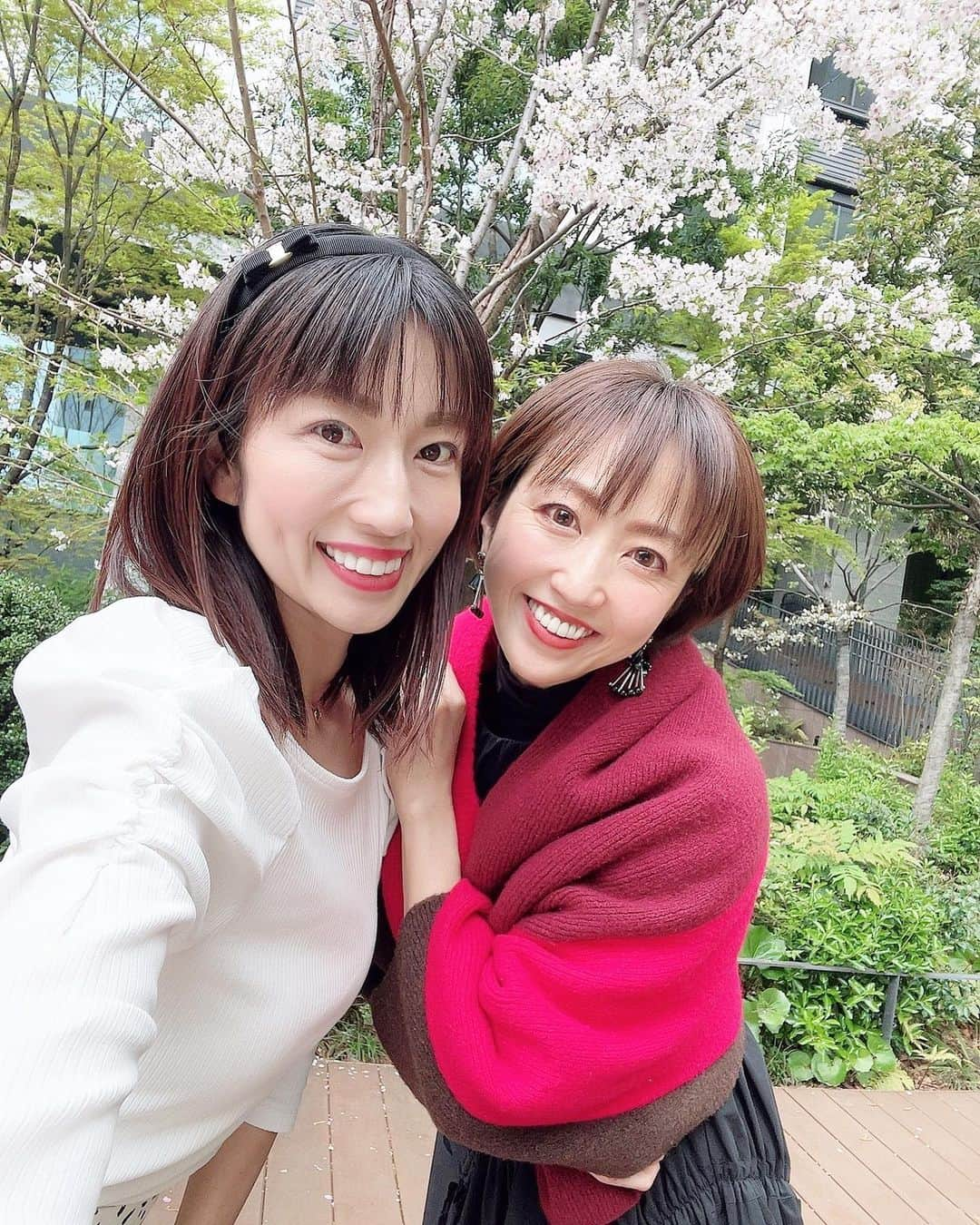 庄司ゆうこさんのインスタグラム写真 - (庄司ゆうこInstagram)「18年来の友人ゆーこちゃんがお誕生日お祝いしてくれたぁ😍 一体誕生日お祝いいつまで続くねんって色んな人に突っ込まれていますが、、🤣 ゆーこちゃんの旦那様もわざわざ写真撮影しに来てくれた🥺 @toranomonedition 虎ノ門エディションのアフタヌーンティーは美味しいのはもちろん、優雅だし緑に囲まれて気の流れが抜群によくて最高でした😍 帰りに桜も見れて大満足😆 そしてゆーこちゃんからの誕生日プレゼントは @drunkelephant ドランクエレファントのスキンケア😍 早速使ってみたらお肌もちもちになったよ☺️クリームと保湿液、美容液を混ぜて、1 STEPで完了✨毎日のスキンケアでの重ねづけや浸透を待つ時間がなくて凄く使いやすい😆 ゆーこちゃんありがとー💓 私たち22歳で出会ってお互い39になったけど毎年ずーっとお祝いし合ってる😋 おばあちゃんになってもお互いお祝いしあいたいね🤣✨ #虎ノ門#エディション#エディション虎ノ門 #アフタヌーンティー#アフティ#スイーツ#スイーツ女子#誕生日#誕生日祝い #誕生日プレゼント#ドランクエレファント#手のひらスムージー」3月31日 0時20分 - yuko.shoji